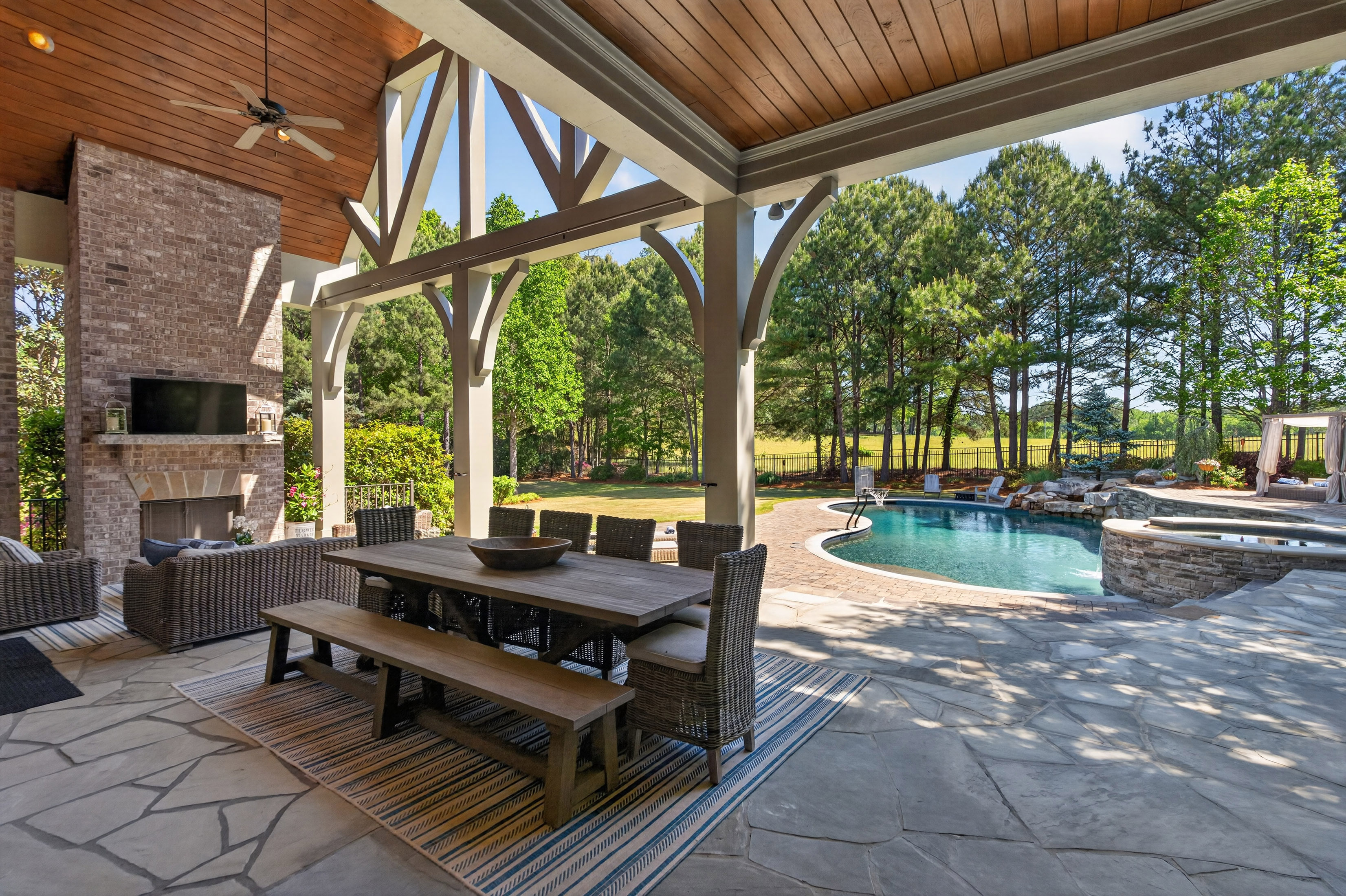  Experience Luxury in One of Georgia’s Most Prestigious Gated Golf Communities - 物件實景