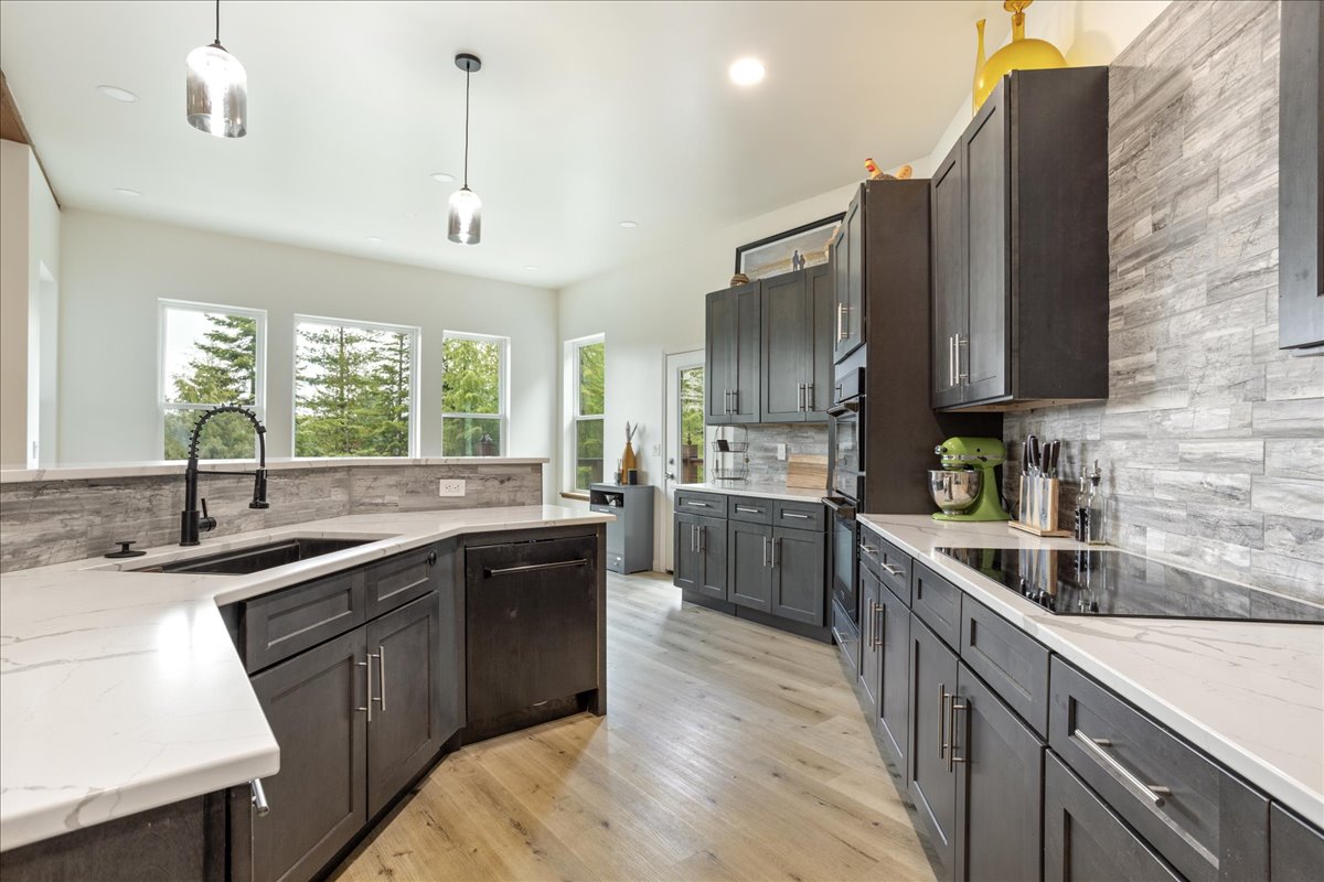 Sagle, Idaho, 83860, United States, 3 Bedrooms Bedrooms, ,4 BathroomsBathrooms,Residential,For Sale,1976949