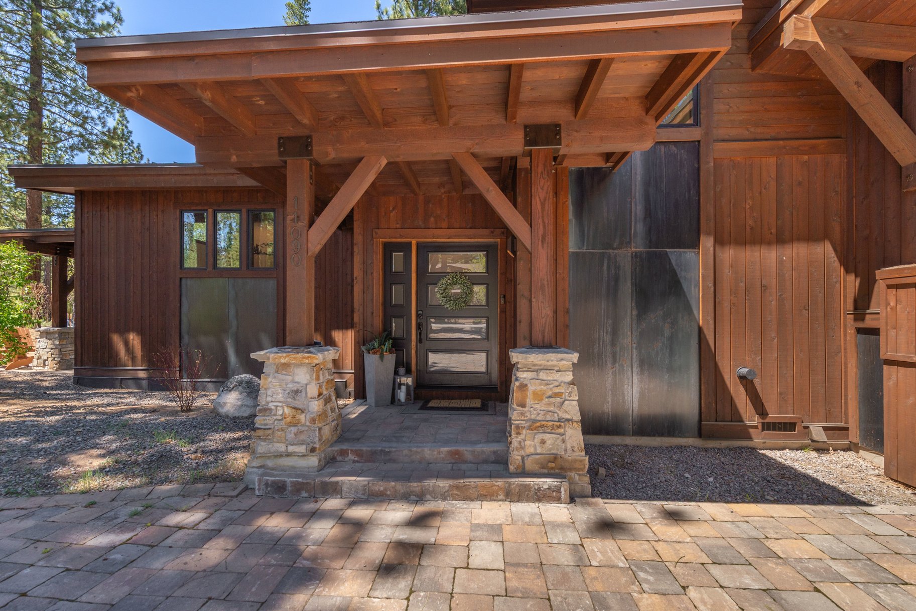  The Quiet Standout on Henness with Amazing Corner Lot + Outdoor Living - 物件實景