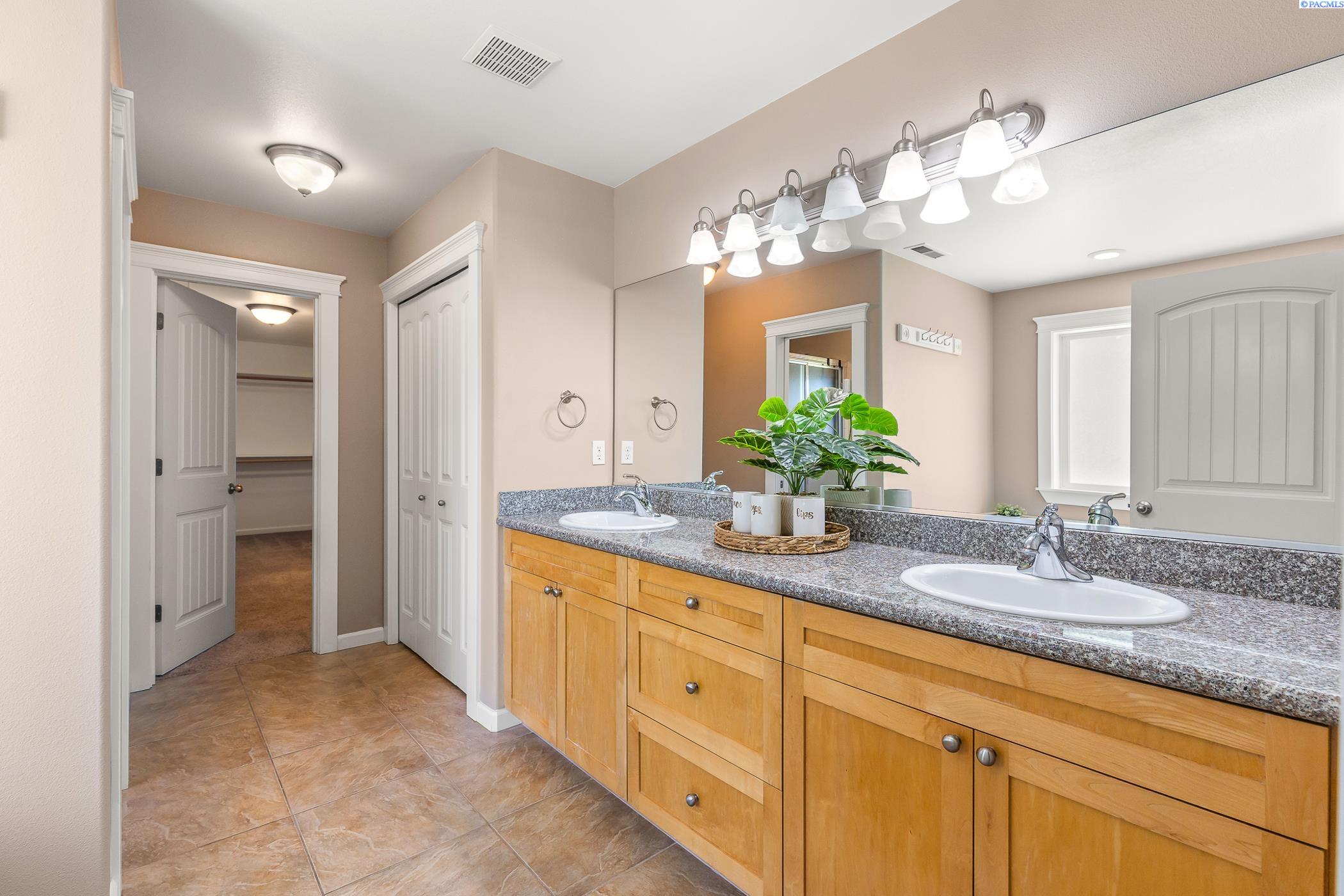 Richland, Washington, 99354, United States, 5 Bedrooms Bedrooms, ,2 BathroomsBathrooms,Residential,For Sale,1925310
