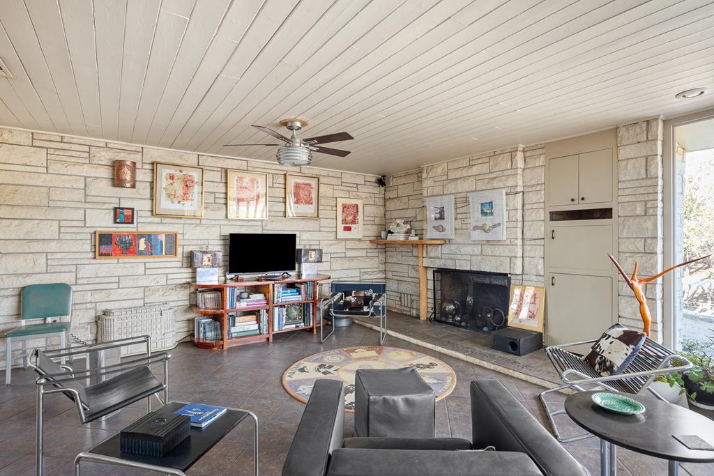 Kerrville, Texas, 78028, United States, 3 Bedrooms Bedrooms, ,3 BathroomsBathrooms,Residential,For Sale,2016606