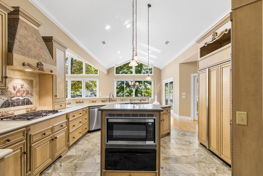 Hiawassee, Georgia, 30546, United States, 3 Bedrooms Bedrooms, ,4 BathroomsBathrooms,Residential,For Sale,1978454