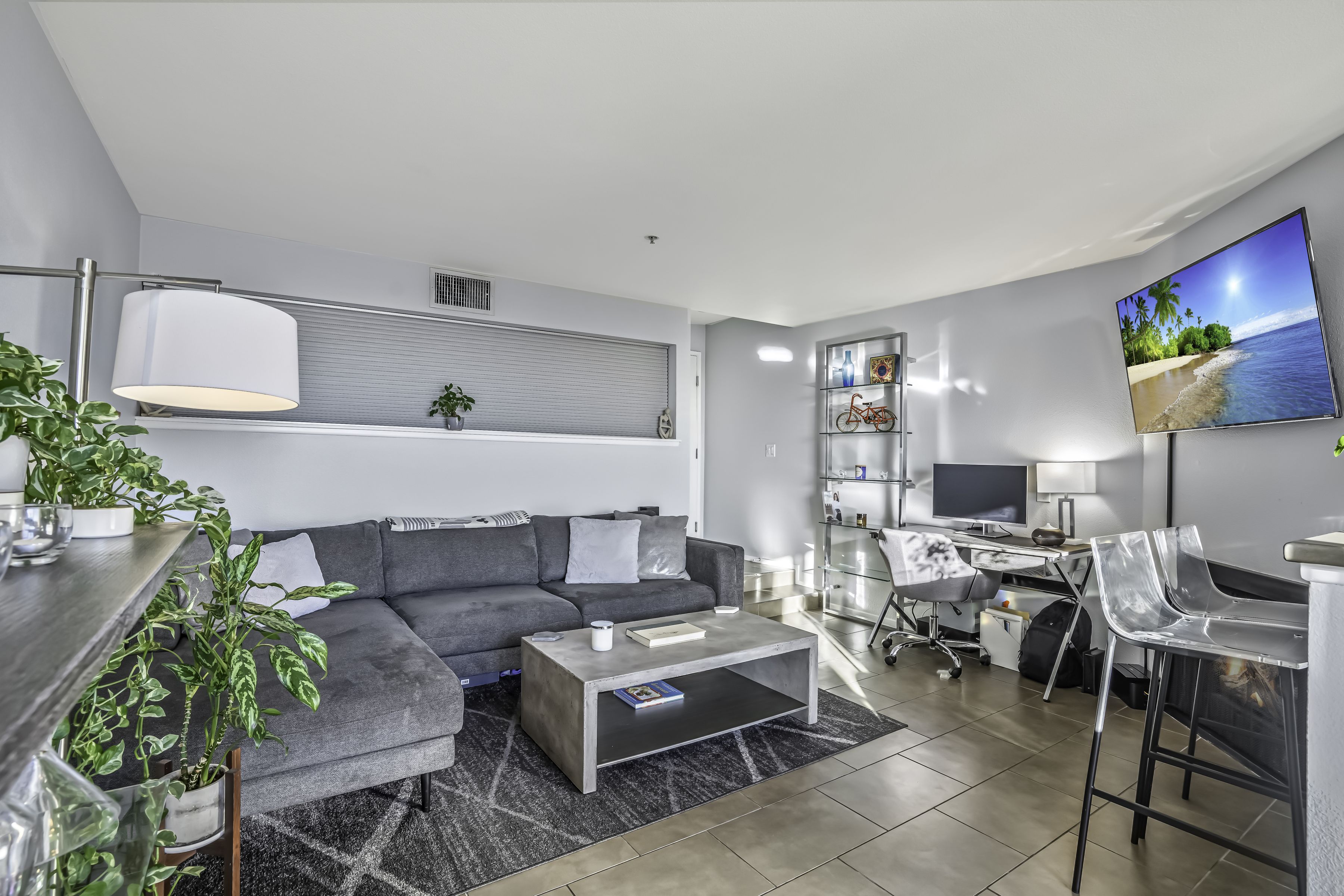  7320 Hawthorn Ave - 物件實景