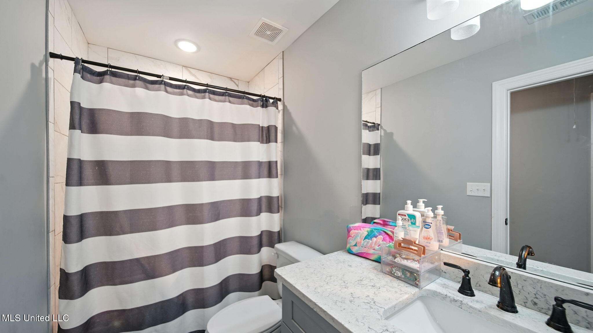 Hernando, Mississippi, 38632, United States, 4 Bedrooms Bedrooms, ,3 BathroomsBathrooms,Residential,For Sale,1978429