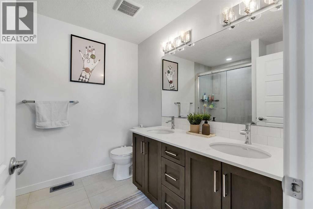 CALGARY, Alberta, T2X 4R1, CA, 3 Bedrooms Bedrooms, ,2 BathroomsBathrooms,Residential,For Sale,1949182