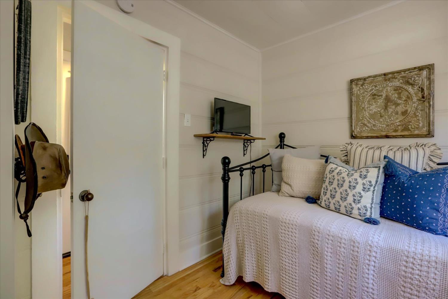 Nevada City, California, 95959, United States, 2 Bedrooms Bedrooms, ,1 BathroomBathrooms,Residential,For Sale,1982930