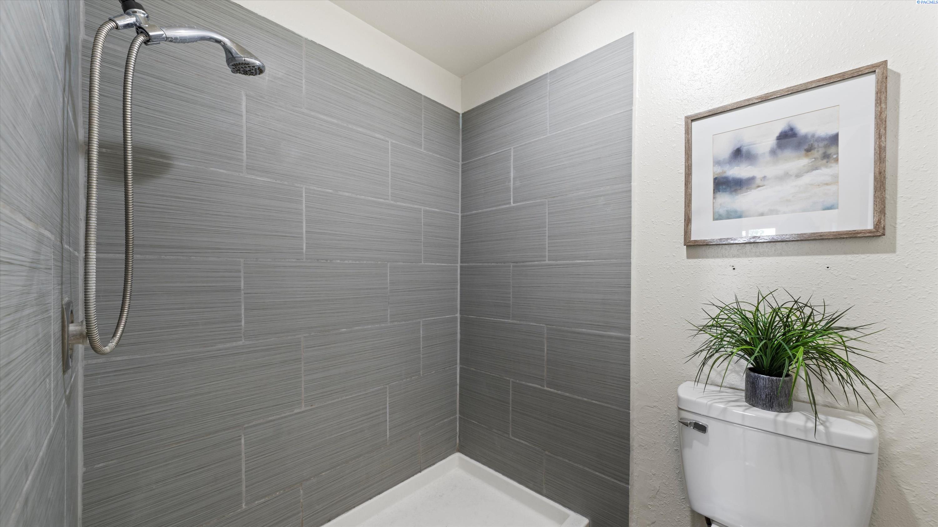Kennewick, Washington, 99338, United States, 4 Bedrooms Bedrooms, ,1 BathroomBathrooms,Residential,For Sale,1933317