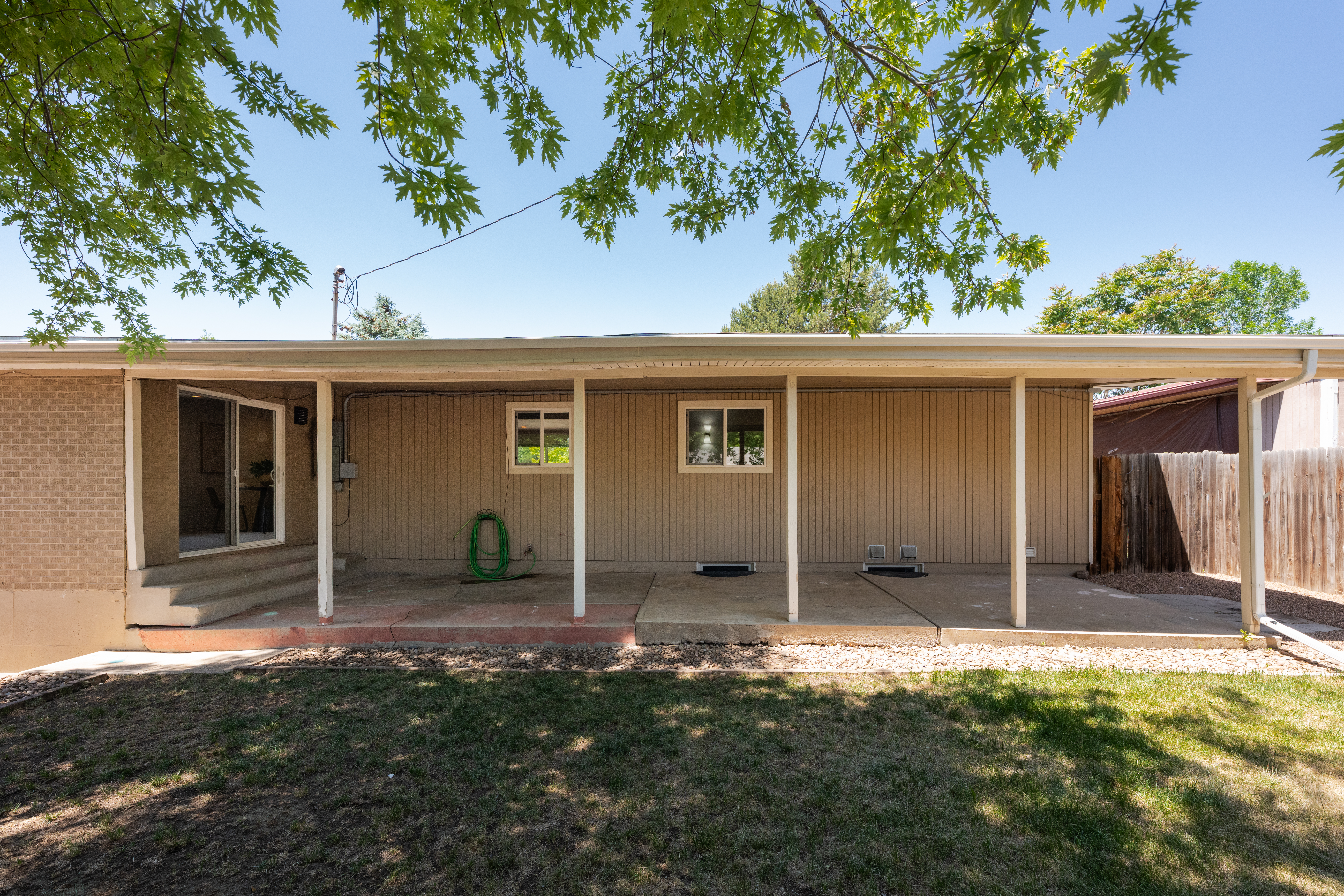  Beautiful mid-century modern home offering the perfect blend - 物件實景