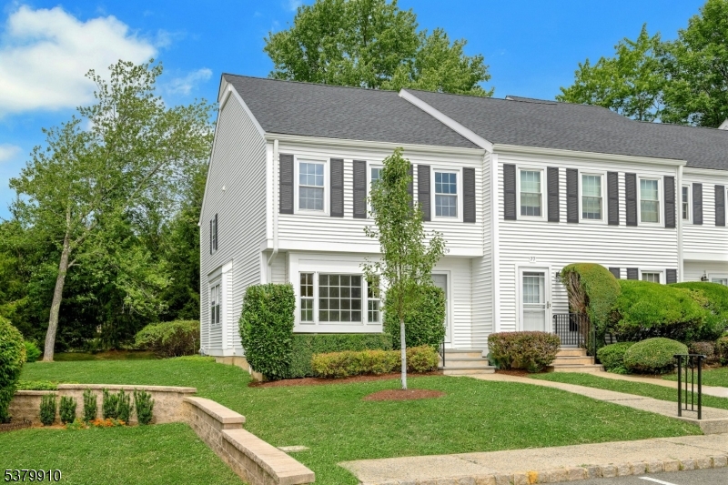 Mendham Boro, New Jersey, 07945, United States, 2 Bedrooms Bedrooms, ,3 BathroomsBathrooms,Residential,For Sale,1926186