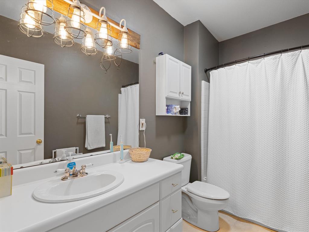 Waxahachie, Texas, 75165, United States, 5 Bedrooms Bedrooms, ,3 BathroomsBathrooms,Residential,For Sale,1983895