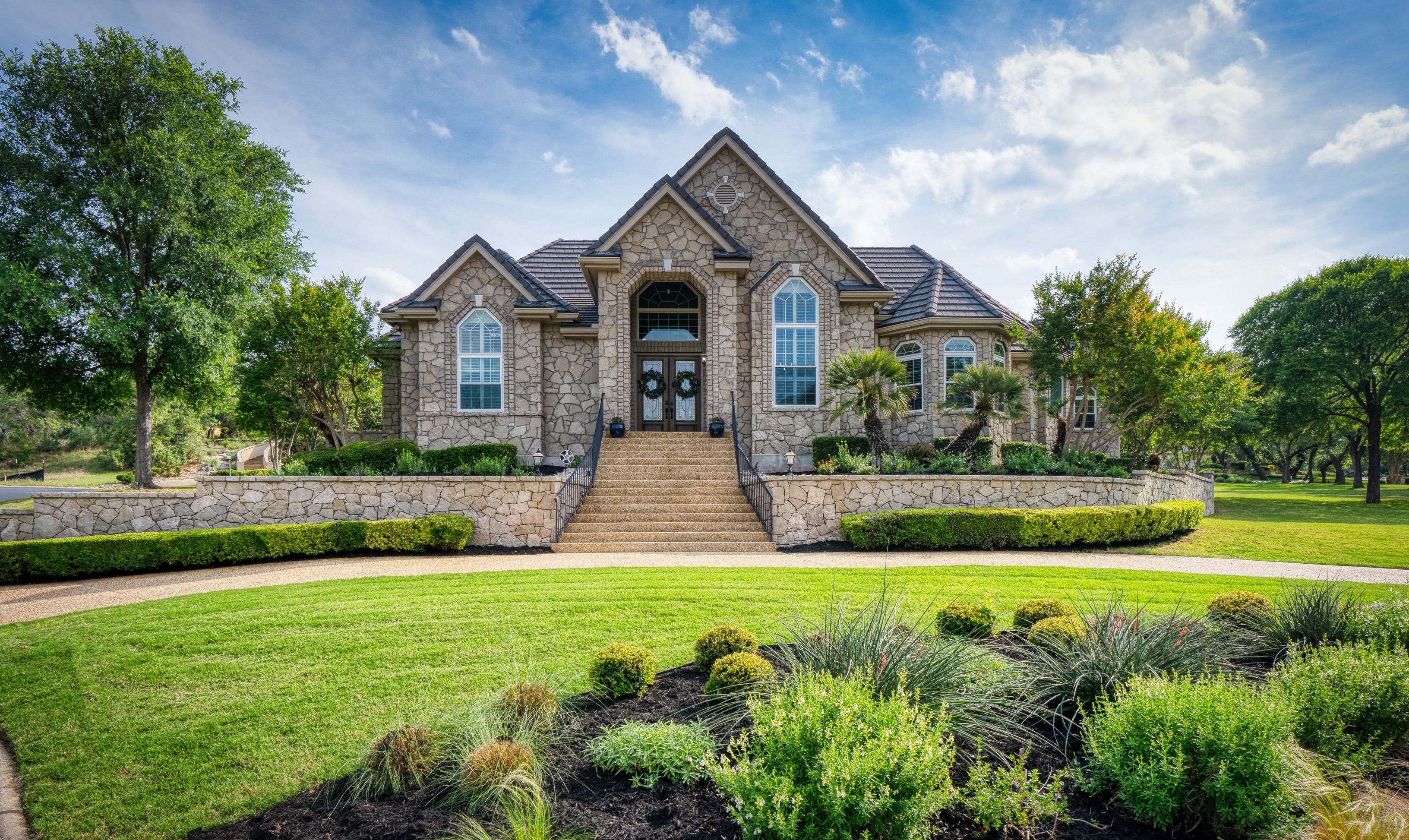 Spacious Estate with Poolside Views - 物件實景