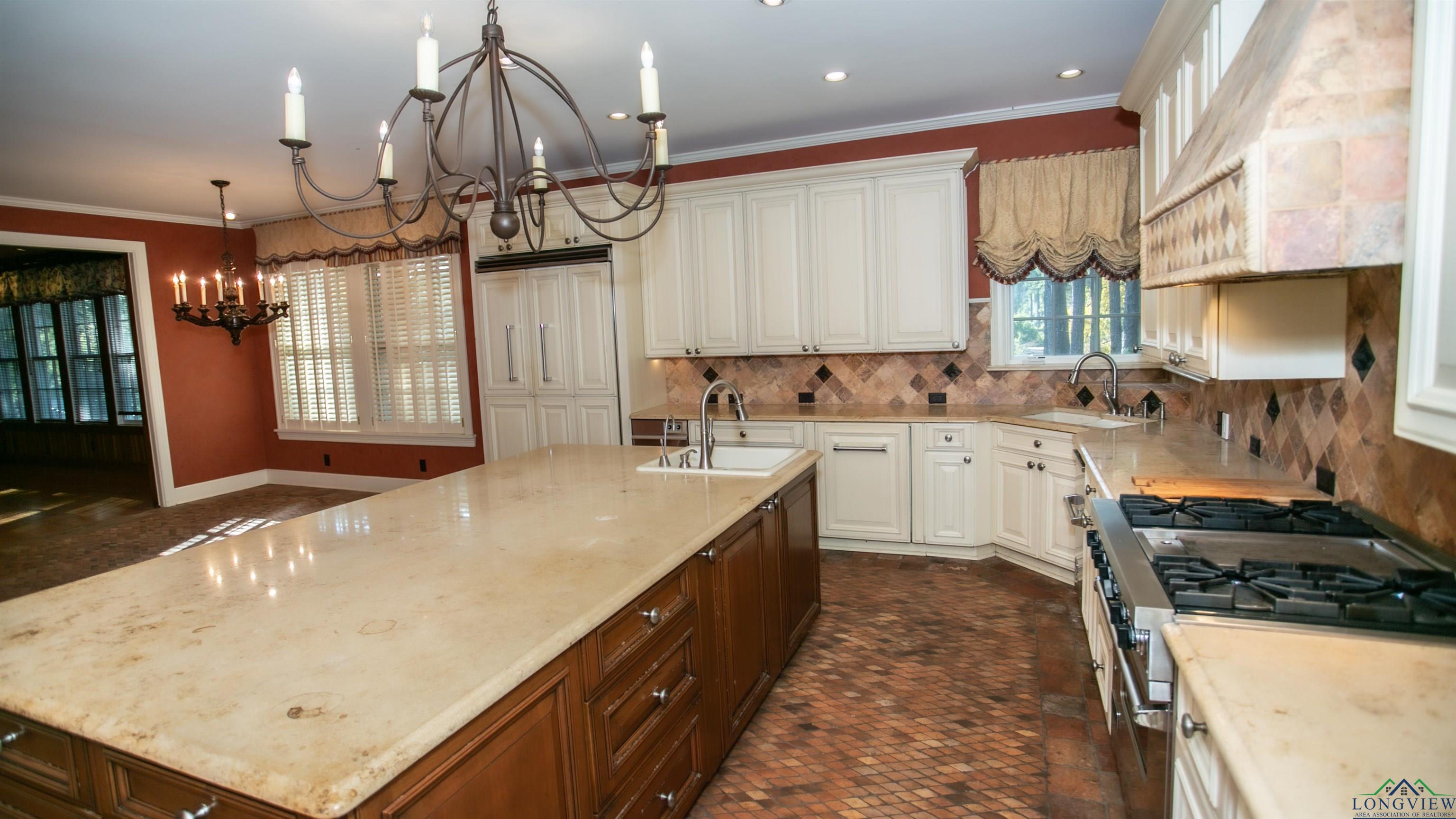 Marshall, Texas, 75670, United States, 5 Bedrooms Bedrooms, ,5 BathroomsBathrooms,Residential,For Sale,1943328