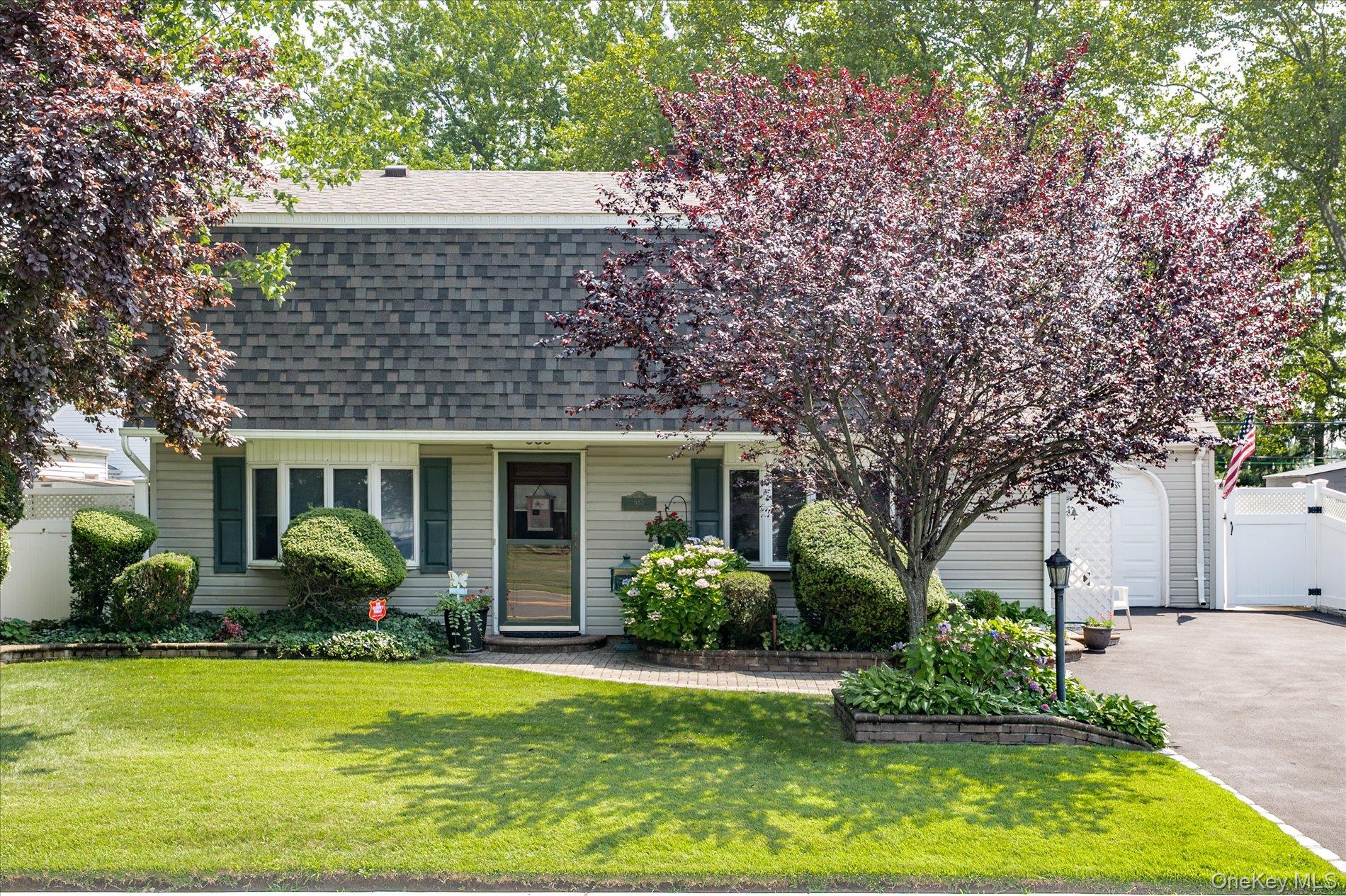 Levittown, New York, 11756, United States, 5 Bedrooms Bedrooms, ,2 BathroomsBathrooms,Residential,For Sale,1931352
