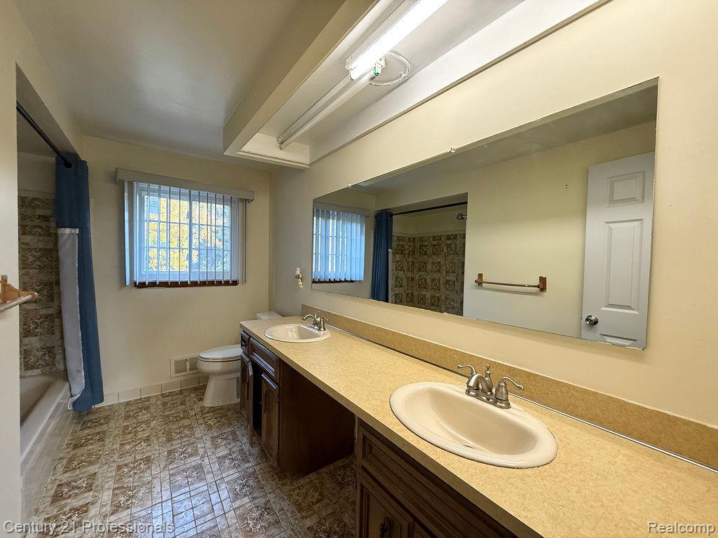 RochesterHills, Michigan, 48309, United States, 4 Bedrooms Bedrooms, ,3 BathroomsBathrooms,Residential,For Sale,1976232