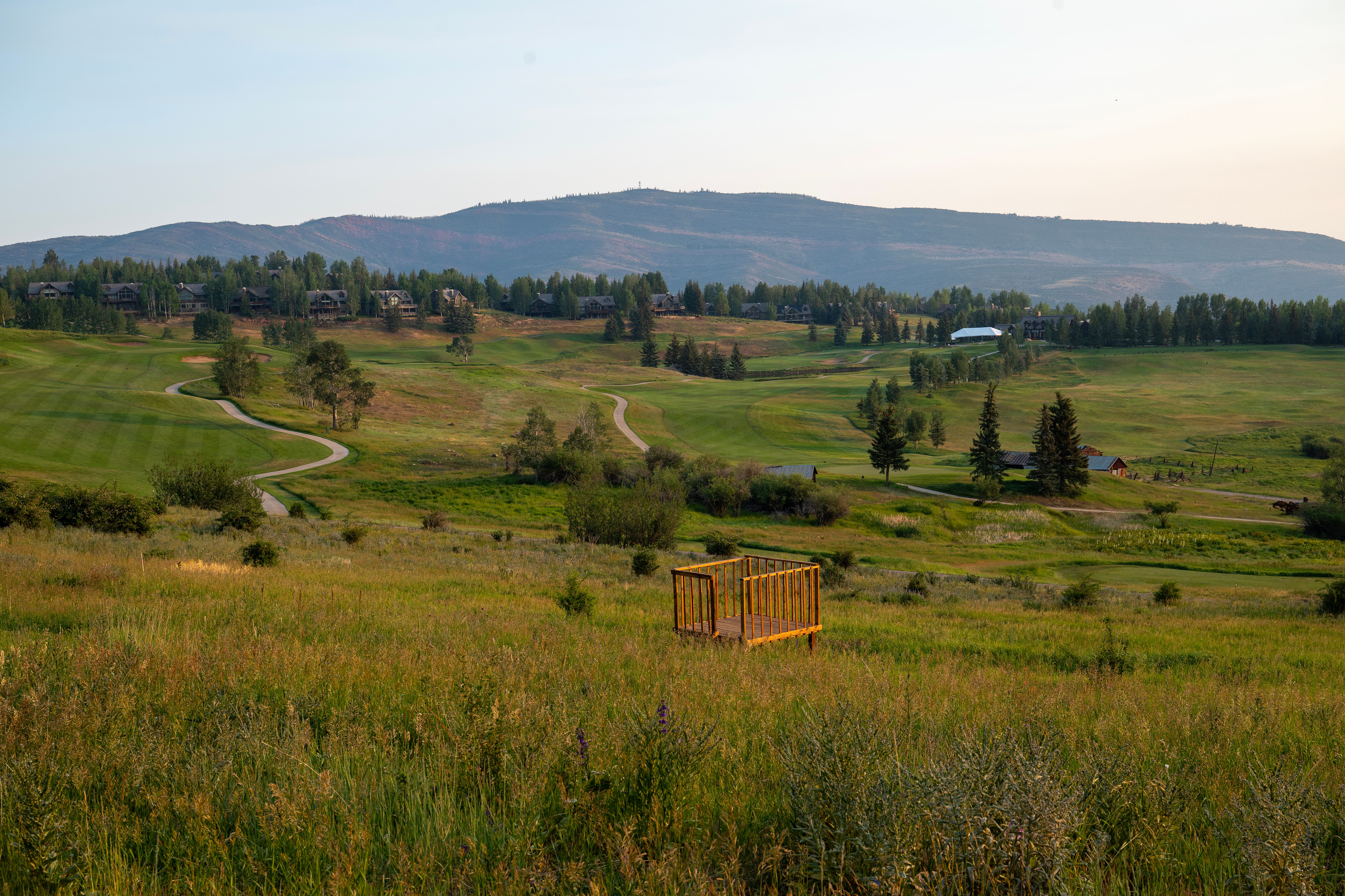  Expansive Vistas Overlooking the Golf Course and Up Towards the Gore Range - 物件實景