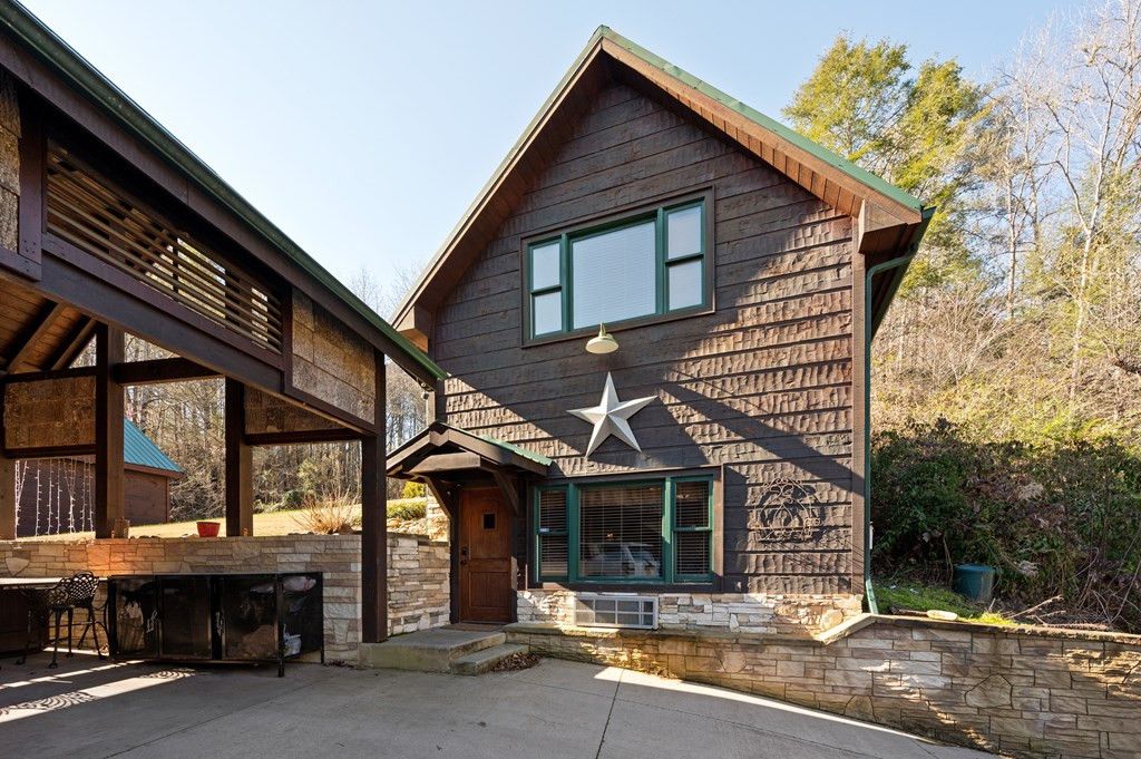 Sevierville, Tennessee, 37862, United States, 2 Bedrooms Bedrooms, ,4 BathroomsBathrooms,Residential,For Sale,1914070