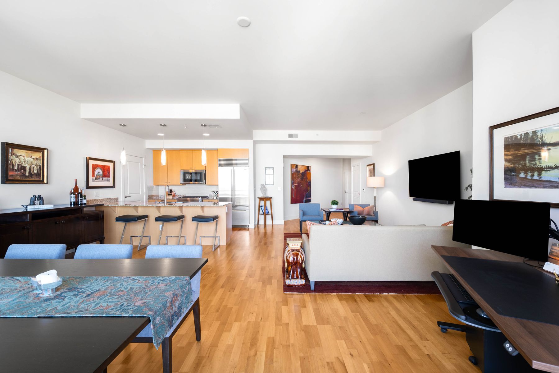  Two Parking Spaces and One of Largest Living/Dining Spaces Downtown - 物件實景