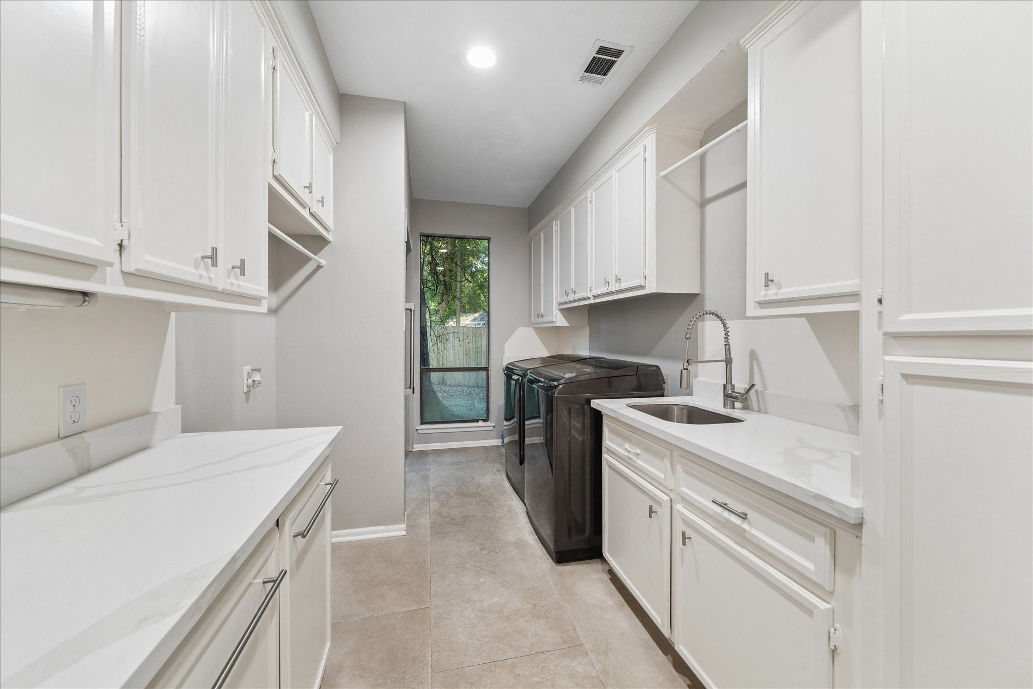  2411 Oakbank Drive - 物件實景