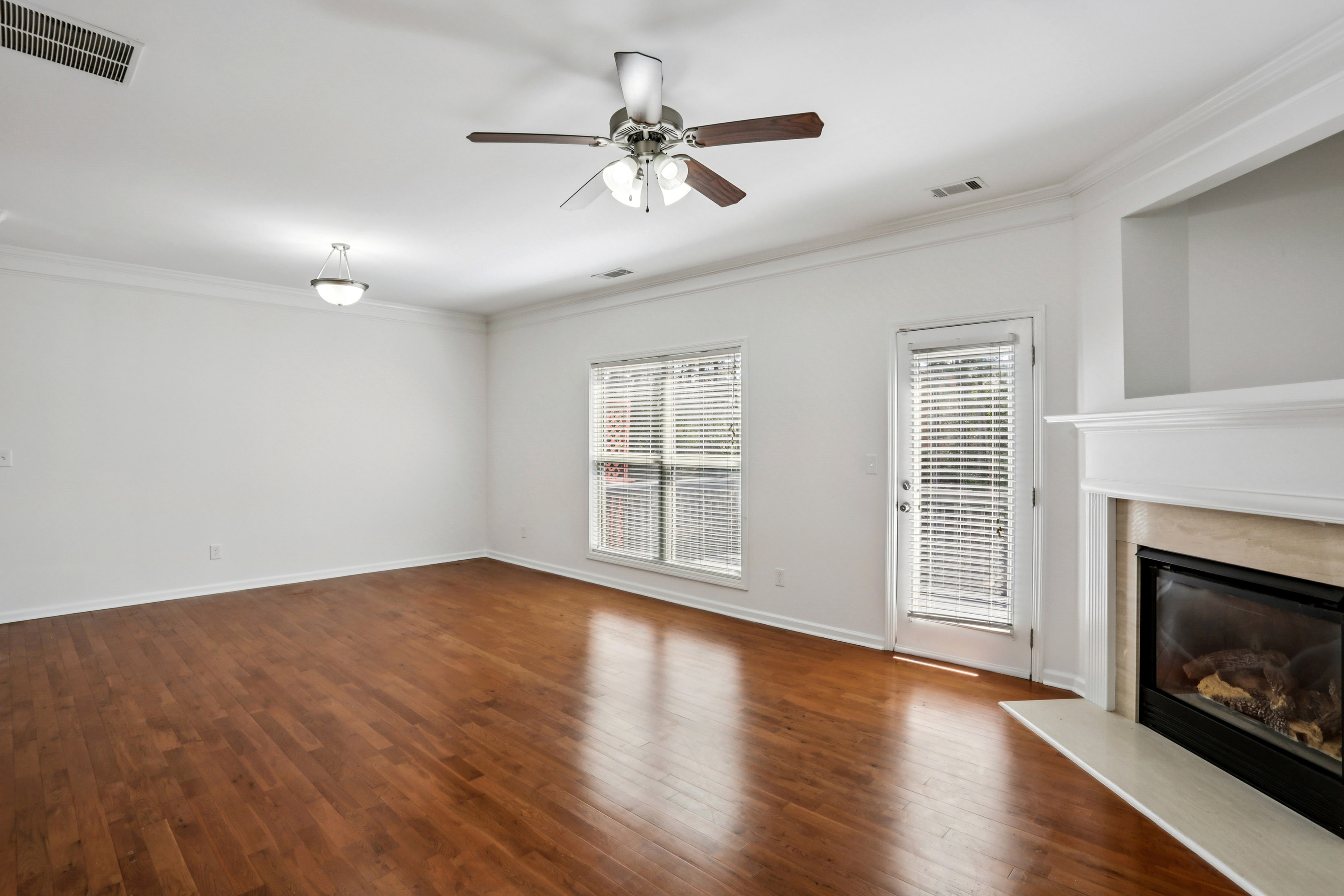  Spacious Three Level Townhome in the Desirable Thorncrest Community - 物件實景