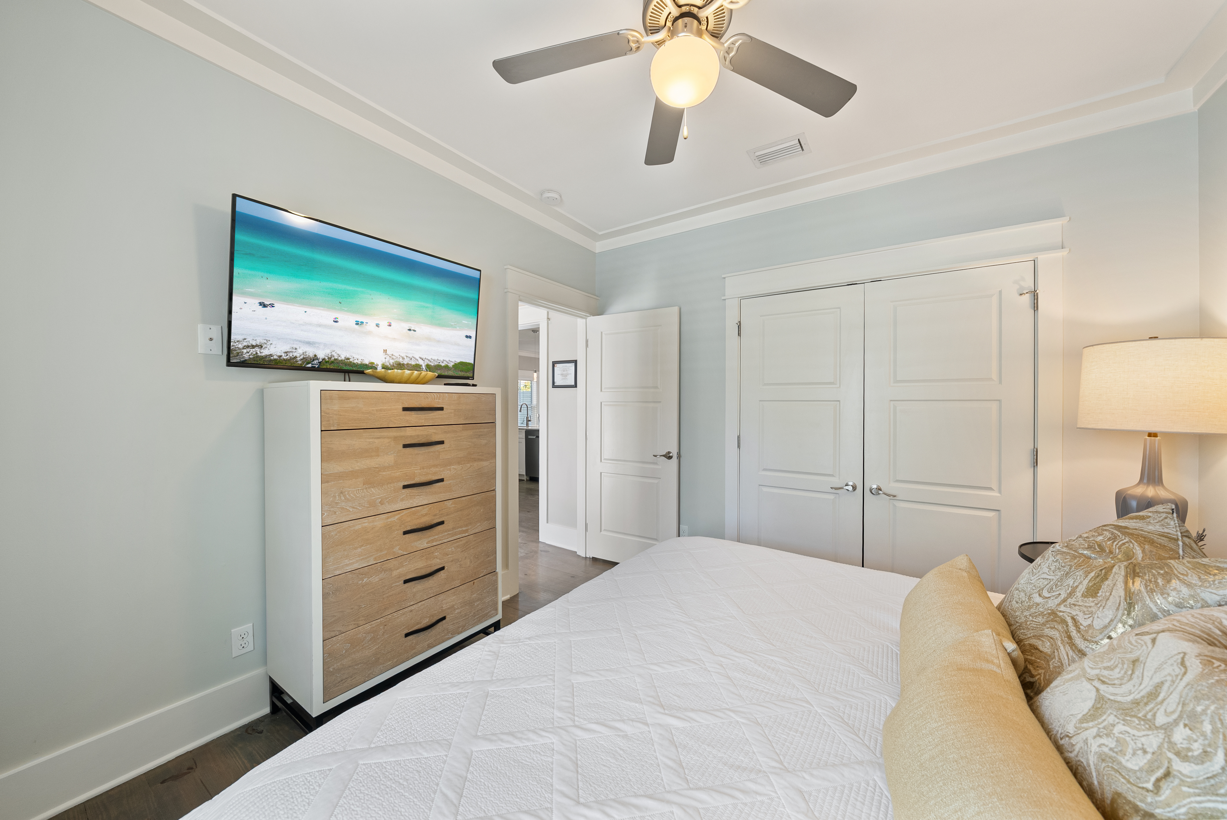 Three-Story Beach Retreat Near Public Beach Access And Local Favorites - 物件實景