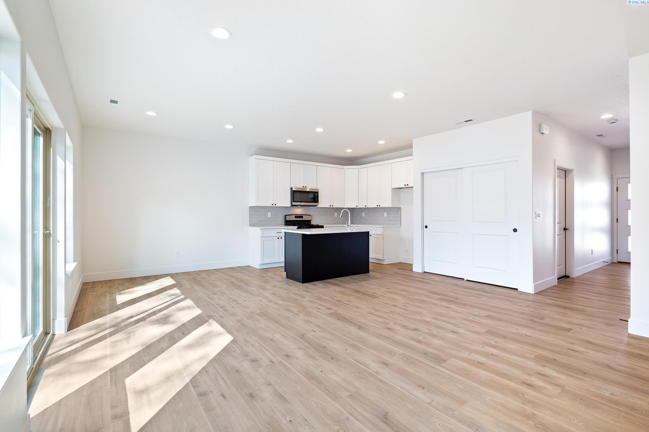 Kennewick, Washington, 99337, United States, 6 Bedrooms Bedrooms, ,Residential,For Sale,1941596
