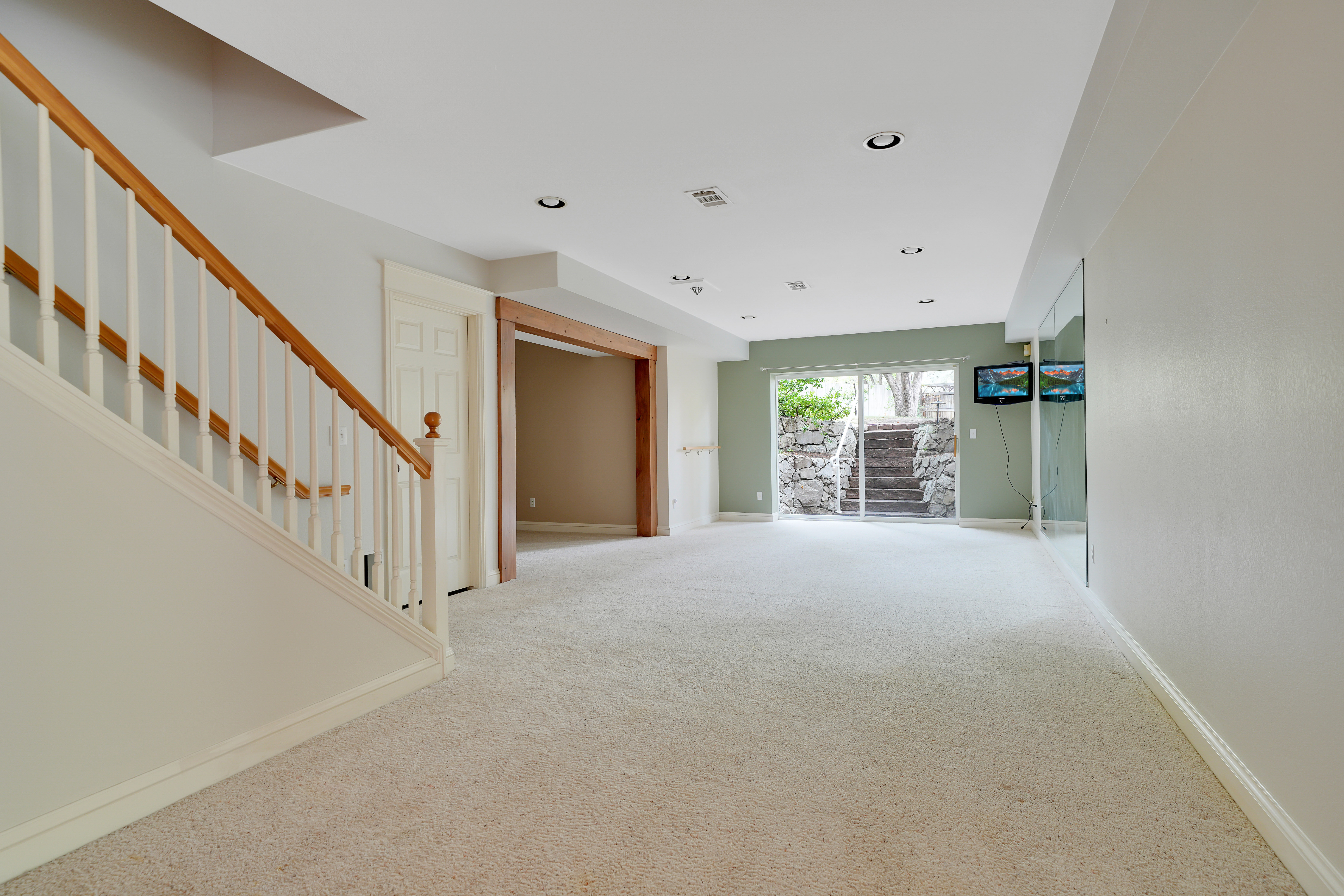  Custom Home with Vaulted Ceilings, Sauna and Wine Storage - 物件實景