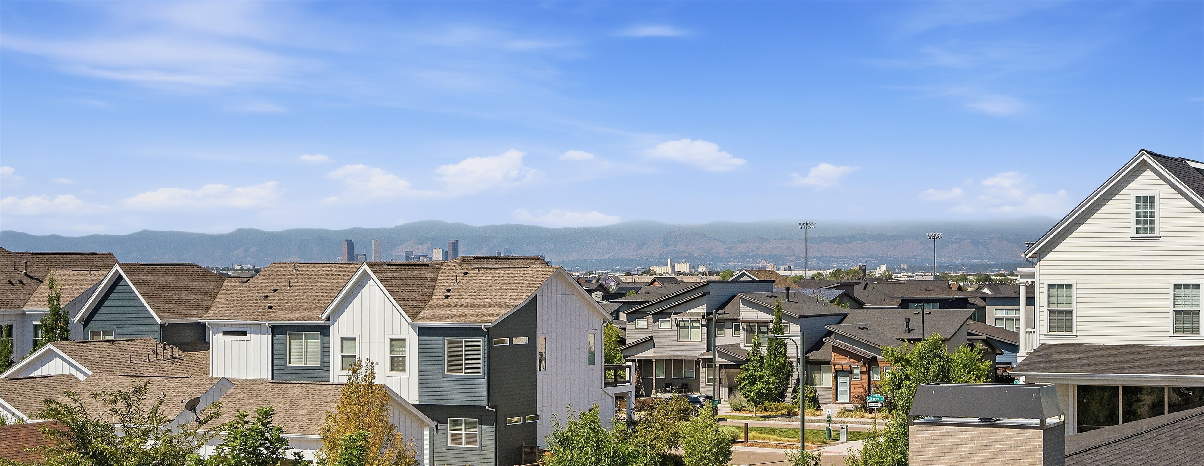  Thoughtfully designed and exceptionally maintained, this light-filled home offer - 物件實景