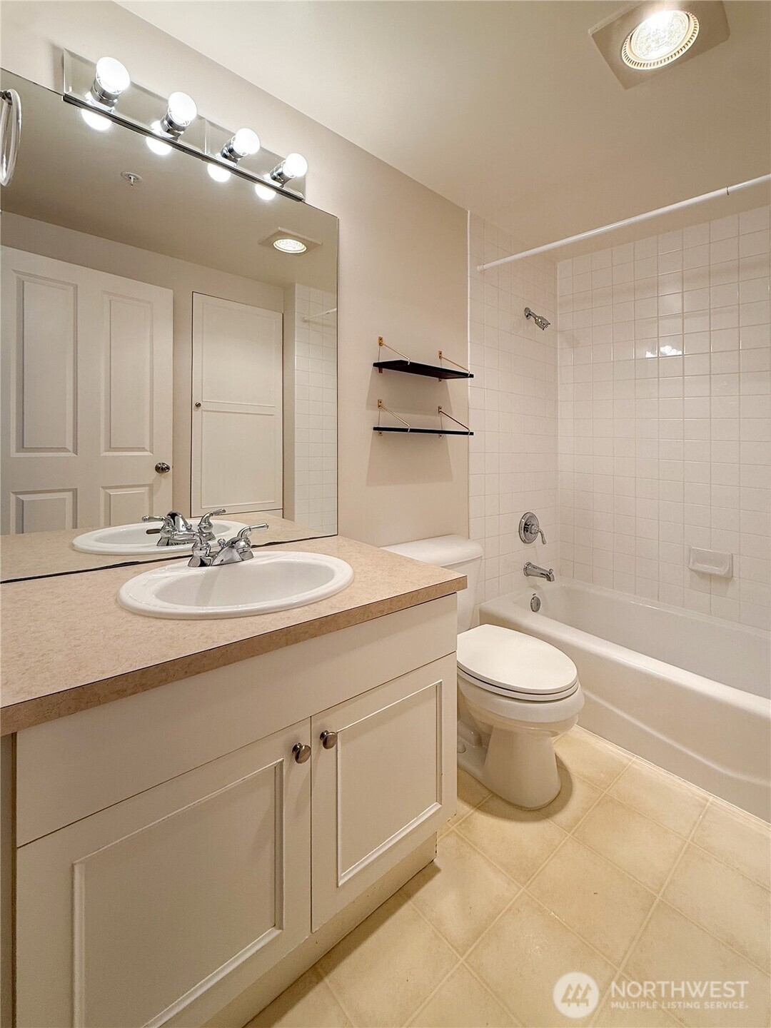 Seattle, Washington, 98199, United States, 2 Bedrooms Bedrooms, ,2 BathroomsBathrooms,Residential,For Sale,1998724