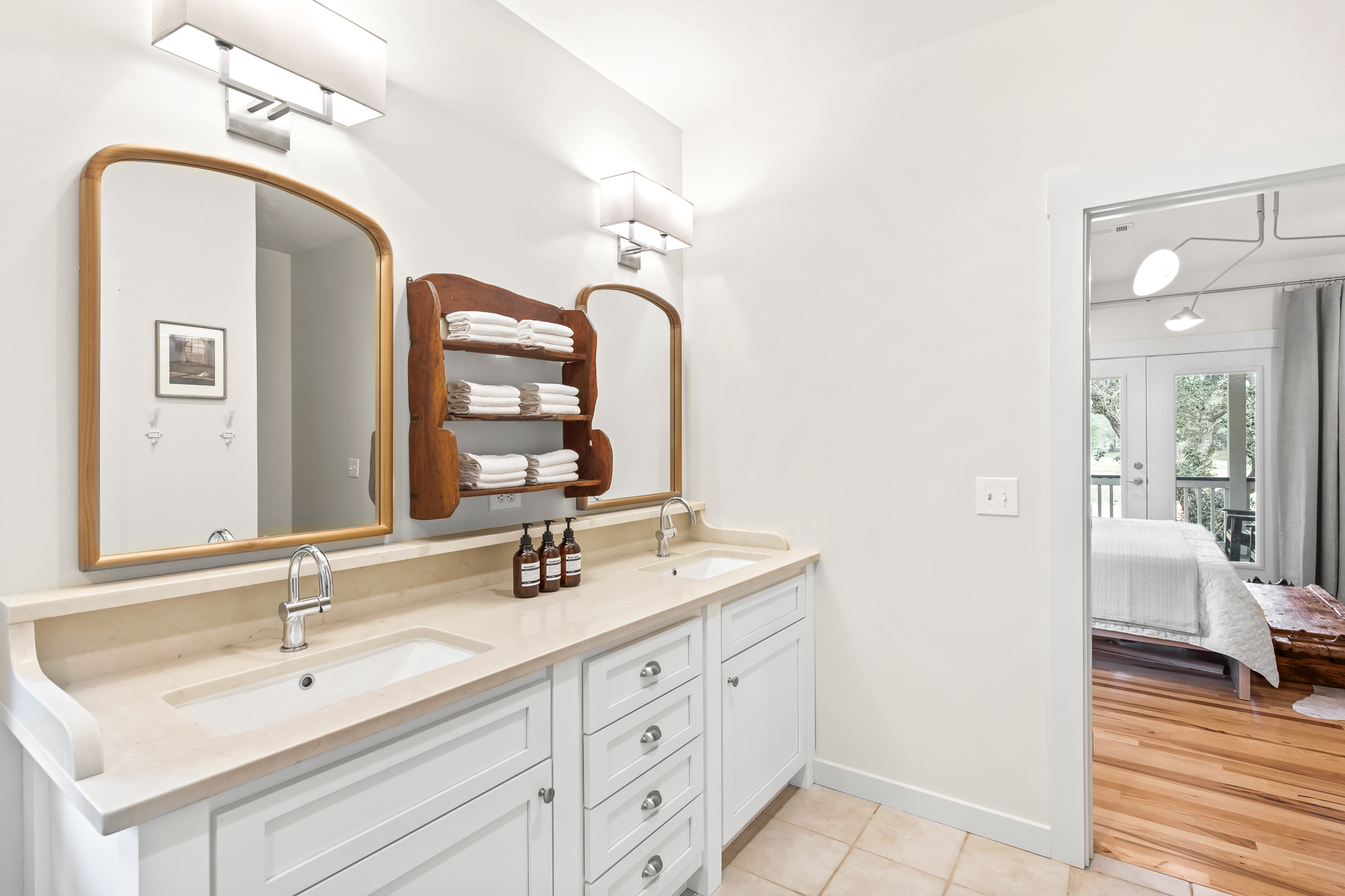  Furnished Coastal Retreat on Over an Acre with Pickleball Court - 物件實景