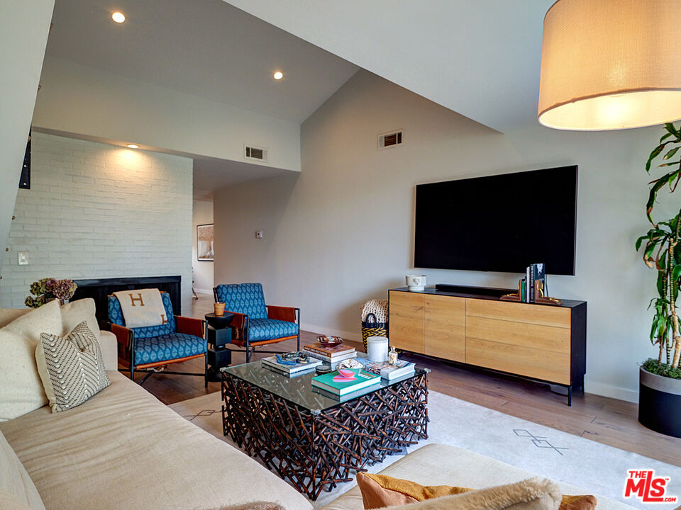 Los Angeles, California, 90025, United States, 3 Bedrooms Bedrooms, ,3 BathroomsBathrooms,Residential,For Sale,1947986
