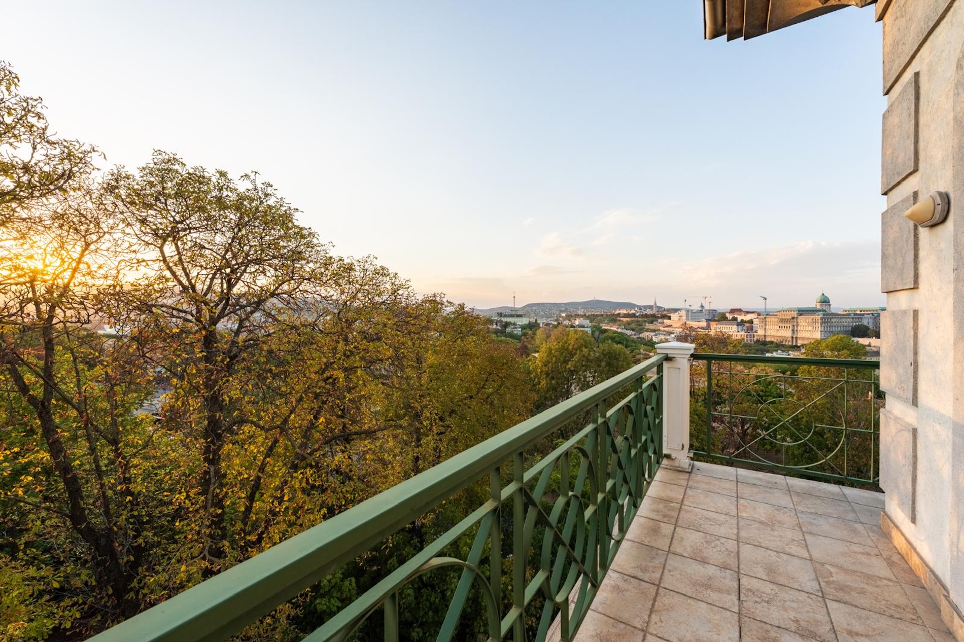  A Panorama of Budapest from the Heights of Gellért Hill - 物件實景