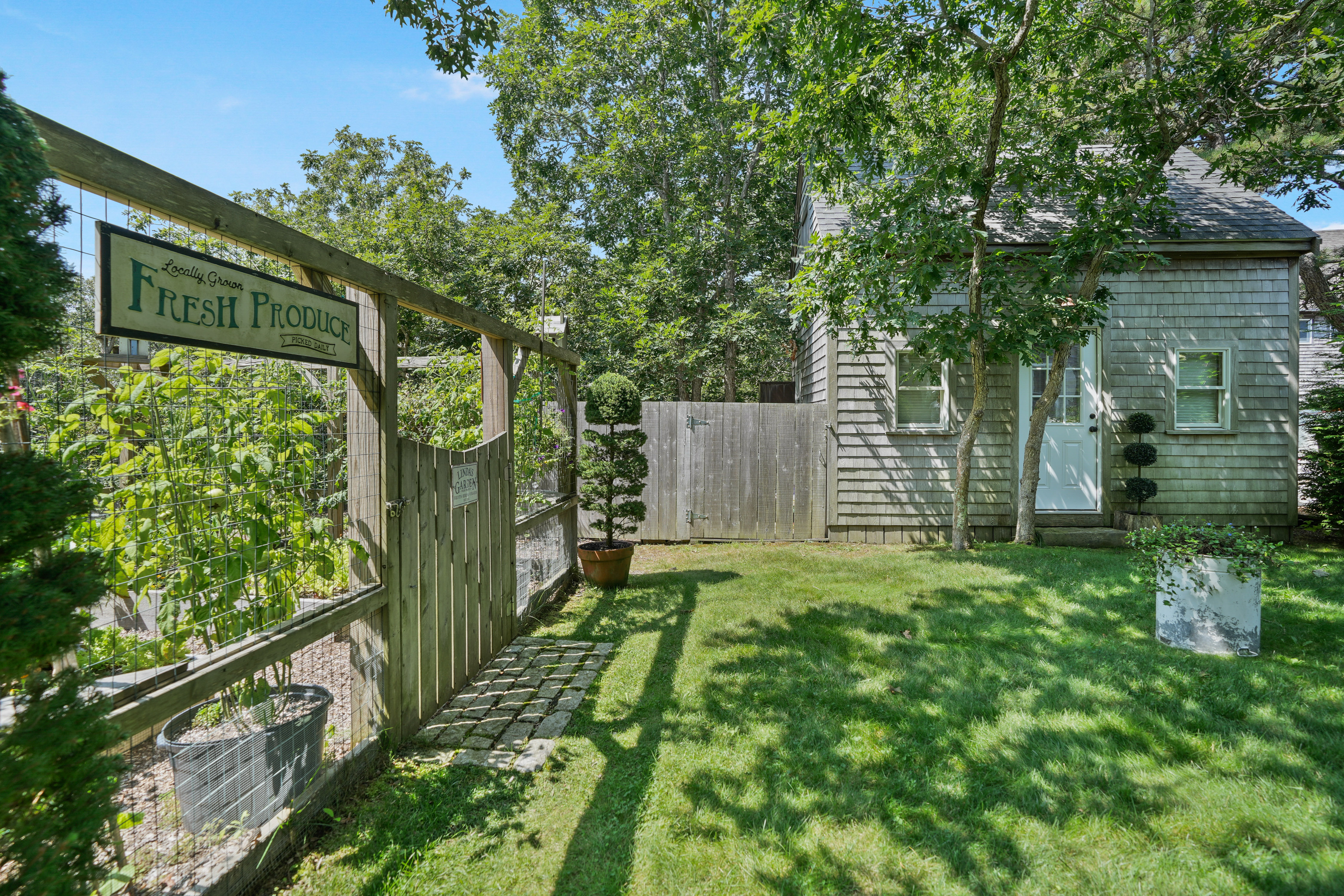  Versatile Edgartown Oasis with Home & Business Potential - 物件實景
