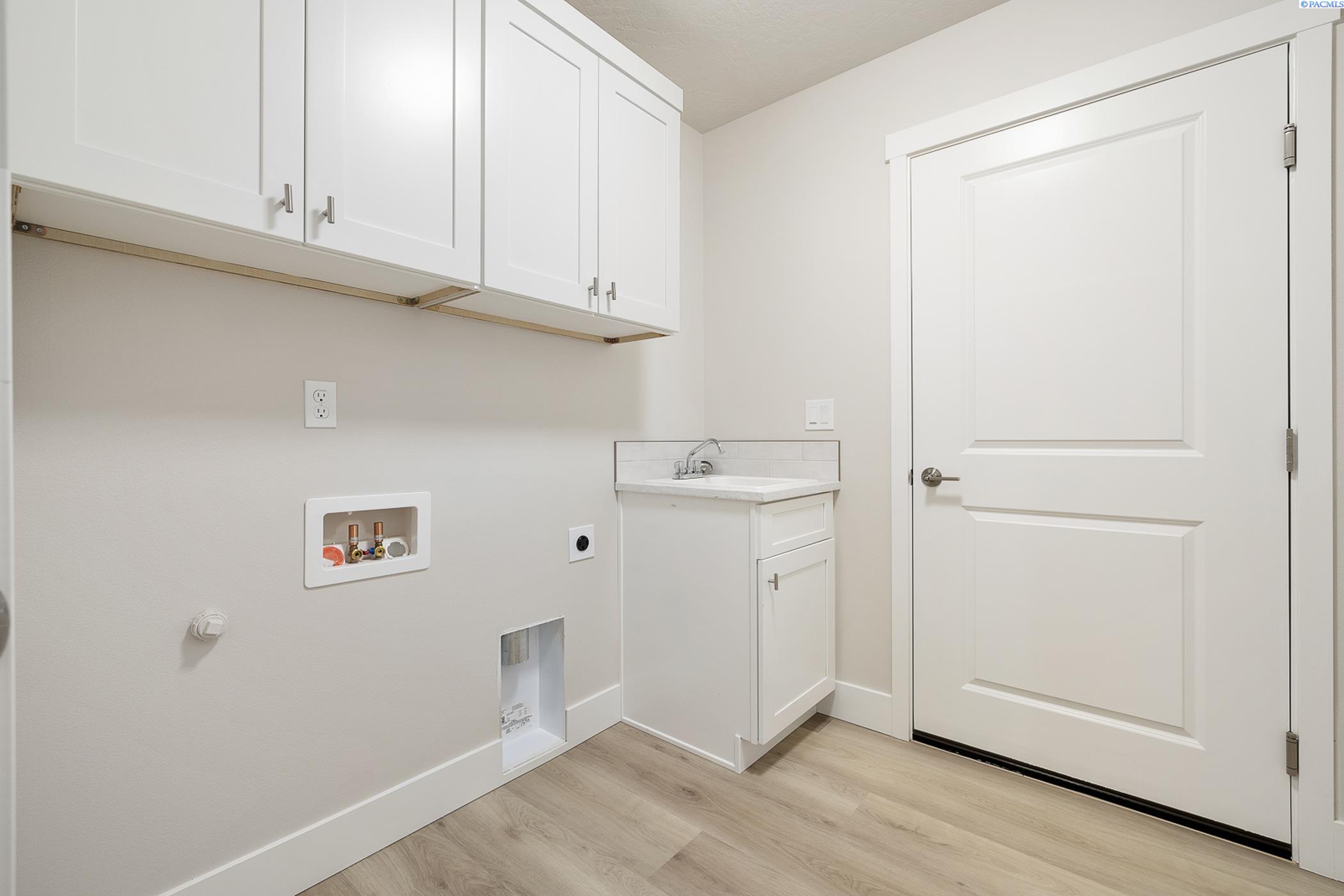 Kennewick, Washington, 99338, United States, 4 Bedrooms Bedrooms, ,1 BathroomBathrooms,Residential,For Sale,1973068