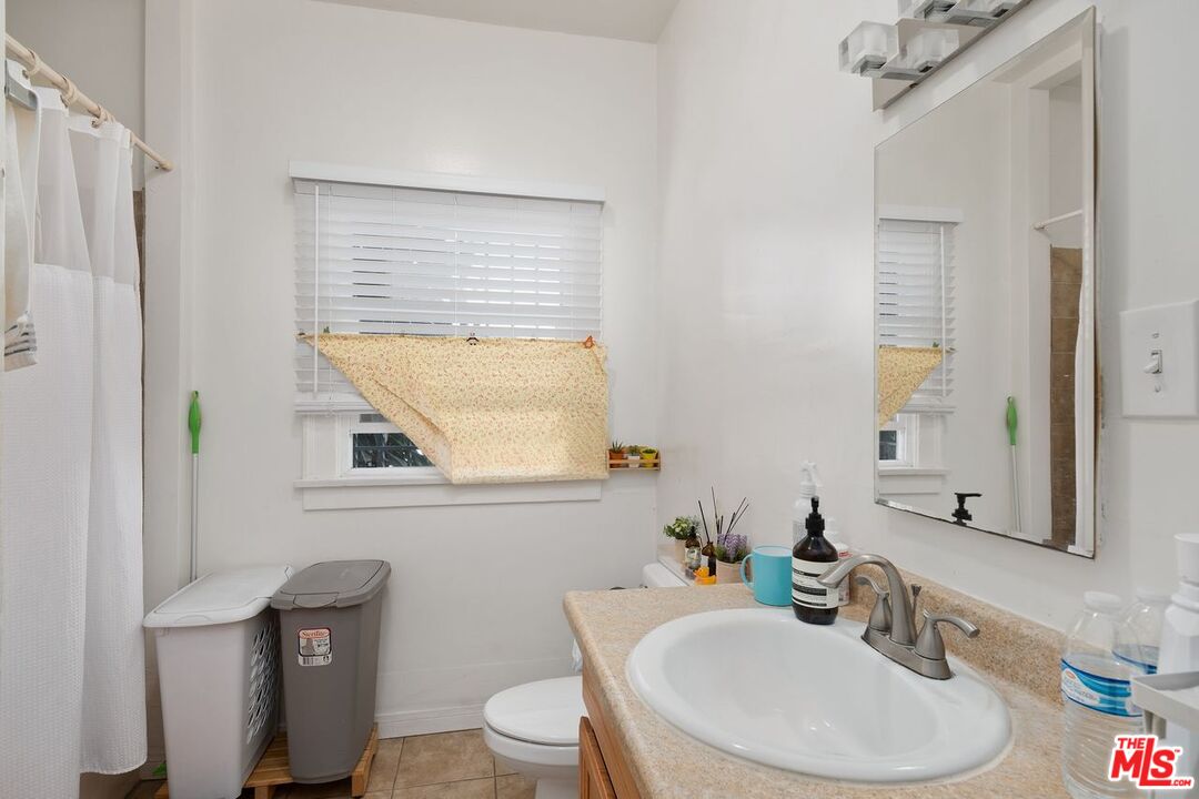 Los Angeles, California, 90019, United States, 12 Bedrooms Bedrooms, ,Residential,For Sale,1885364