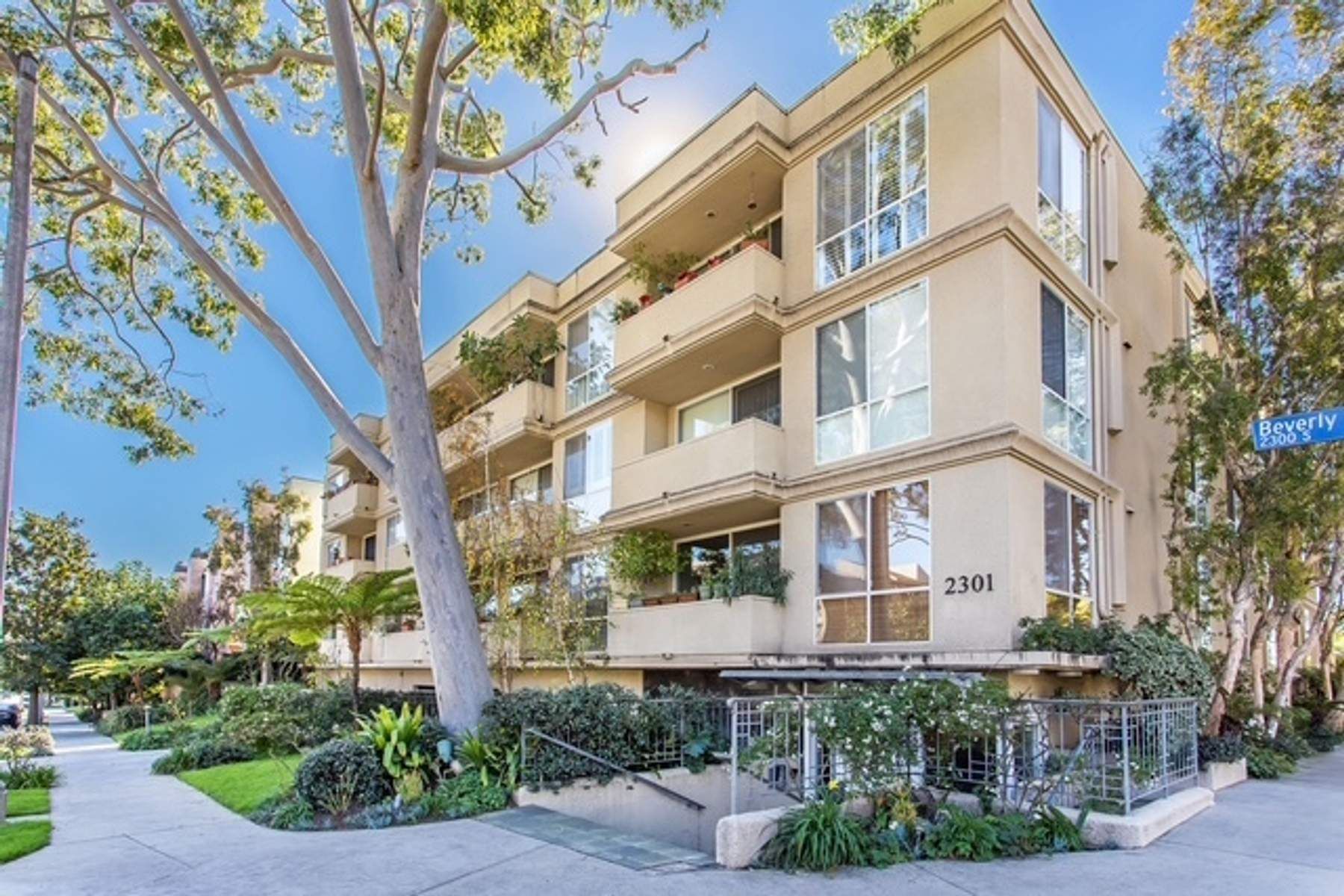  2301 S Beverly Glen Blvd - 物件實景