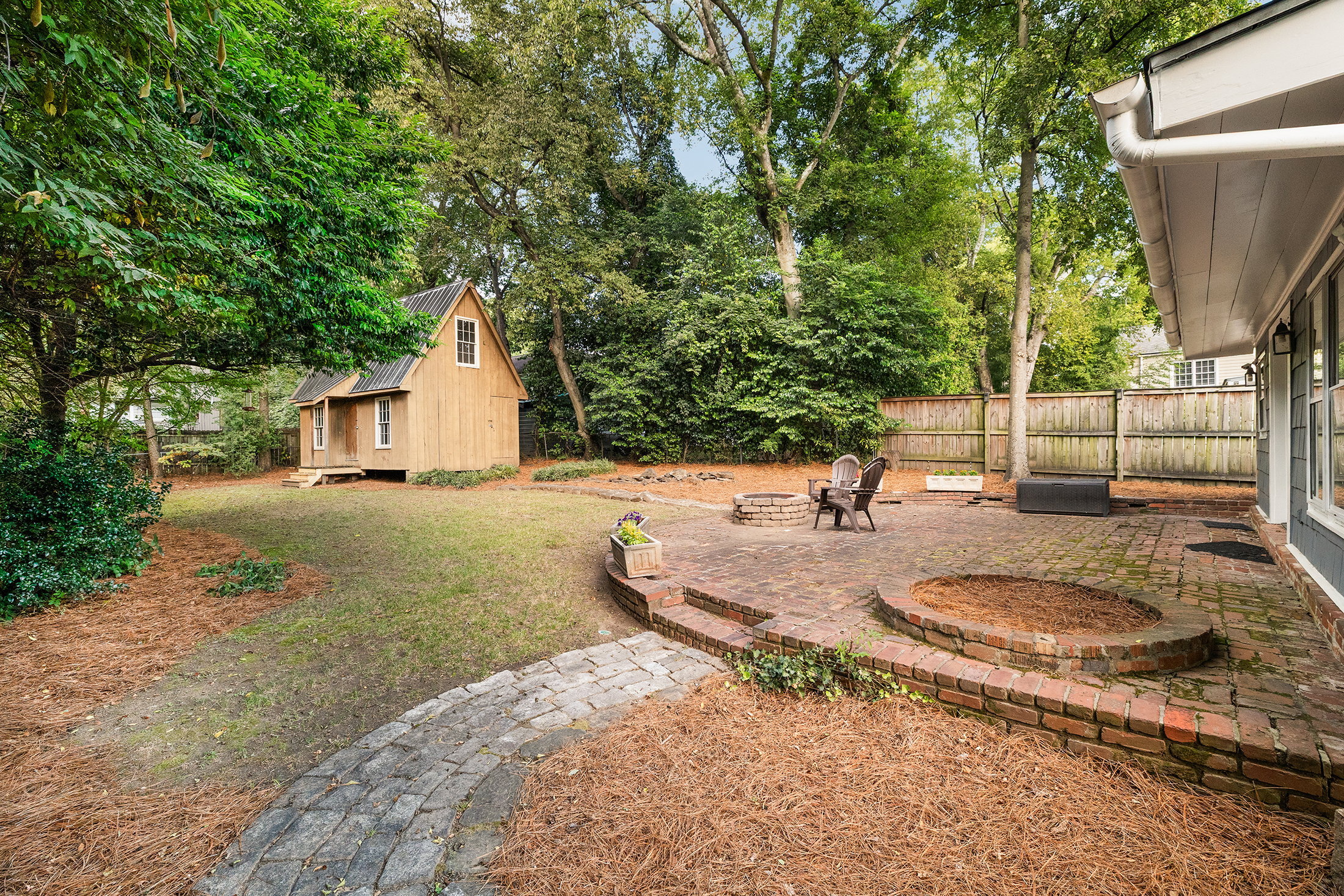 Charming Bungalow in the Heart of Sought-after Brookwood - 物件實景