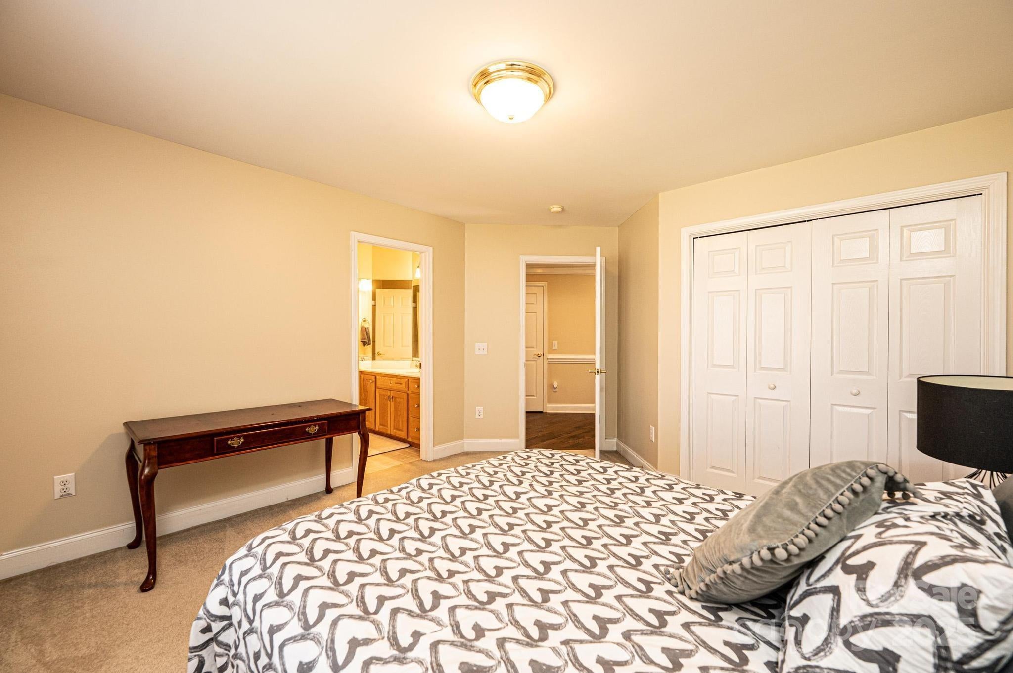 Hickory, North Carolina, 28601, United States, 5 Bedrooms Bedrooms, ,5 BathroomsBathrooms,Residential,For Sale,1758743