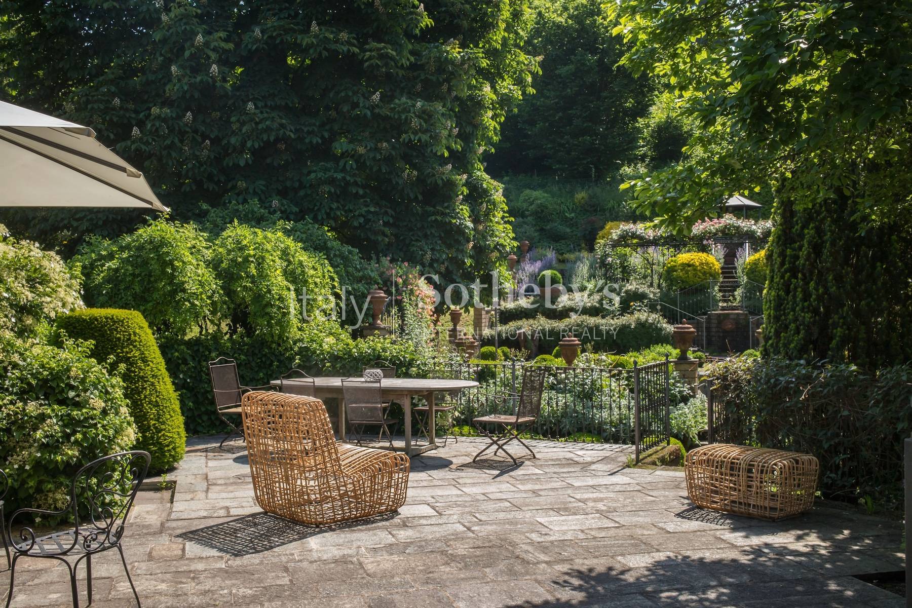 Prestigious residence with a magnificent landscaped garden. - 物件實景