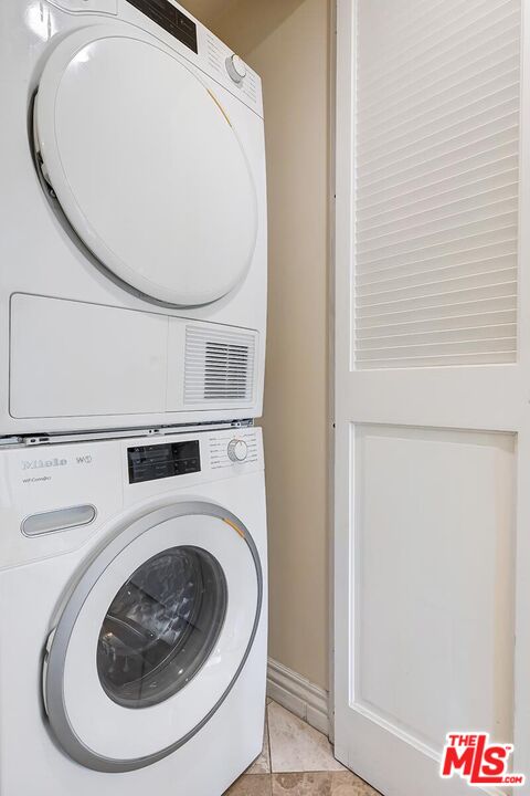 Los Angeles, California, 90024, United States, 2 Bedrooms Bedrooms, ,3 BathroomsBathrooms,Residential,For Sale,1998269