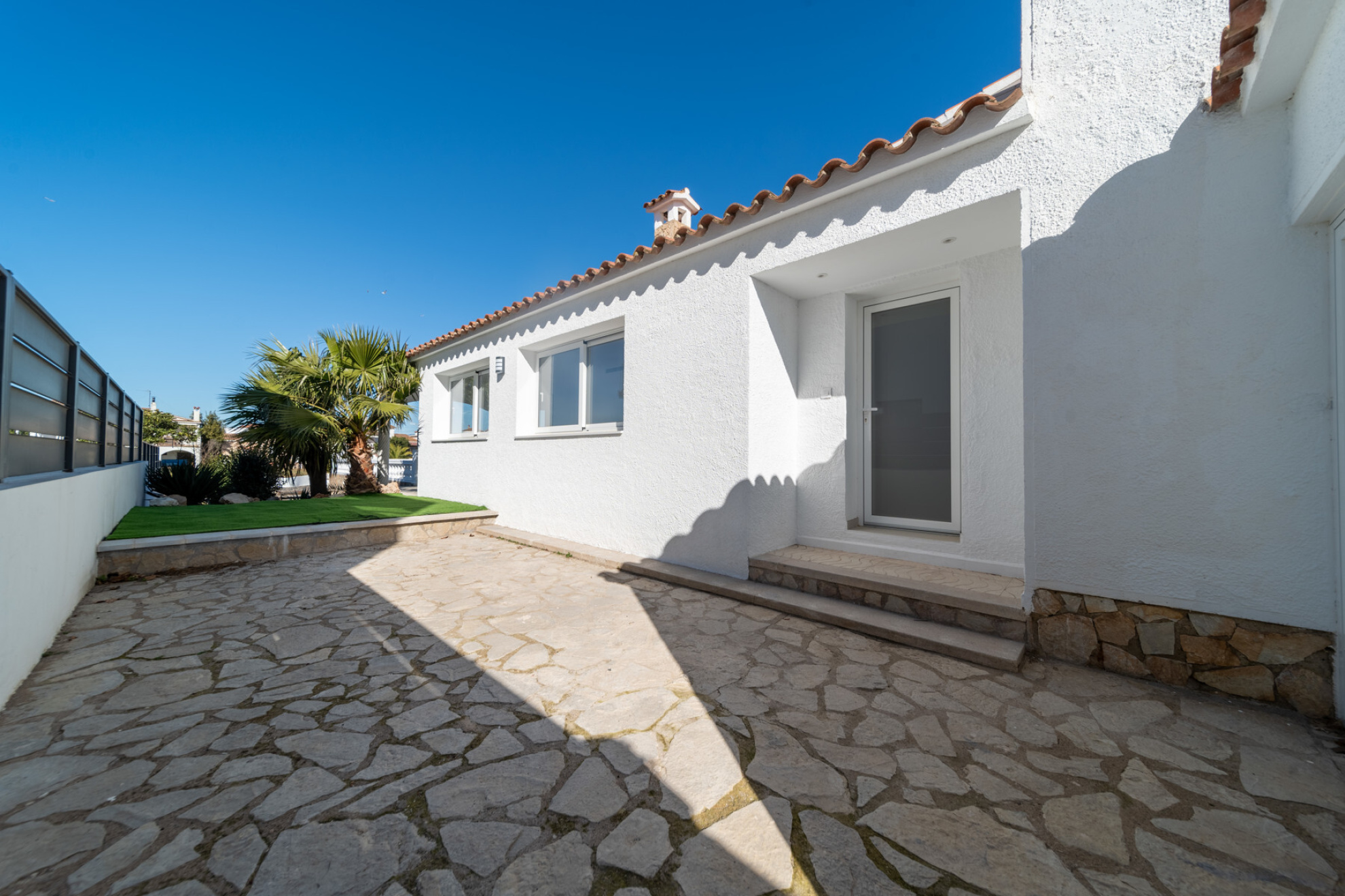  Renovated house on the wide canal with swimming pool. - 物件實景