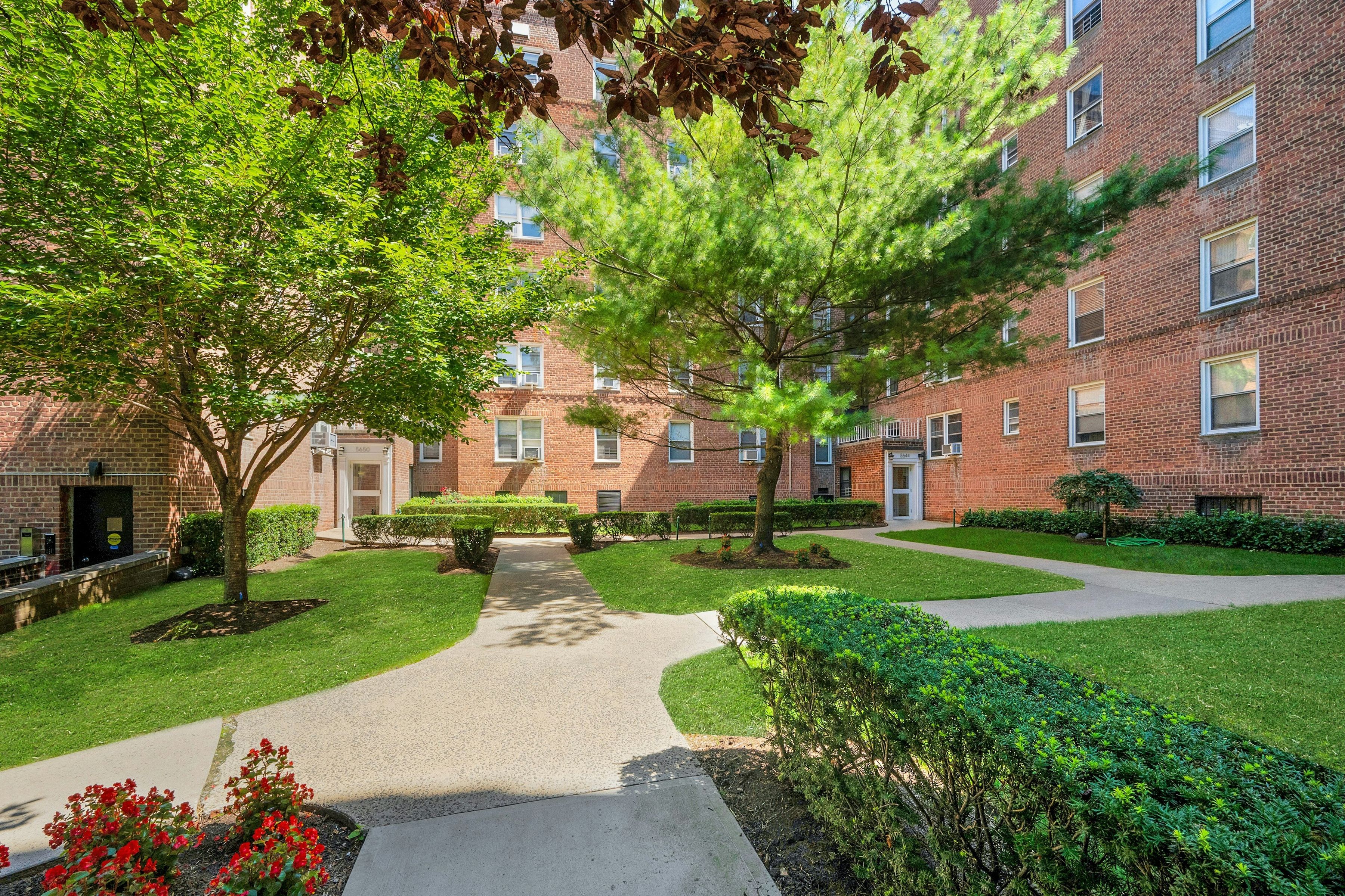  5650 Netherland Avenue - 物件實景