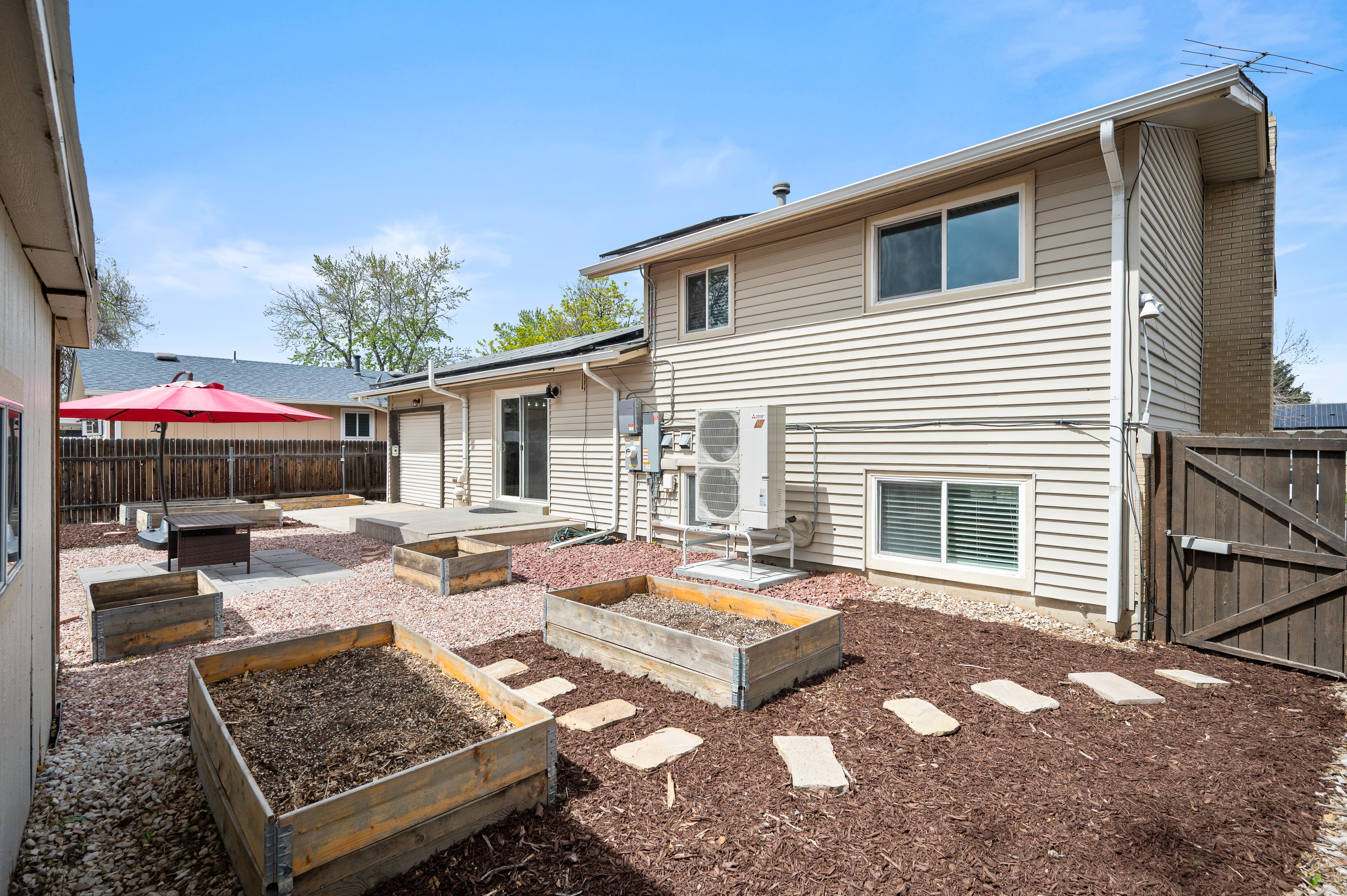  Beautifully Updated Tri-Level Home in Montbello - 物件實景