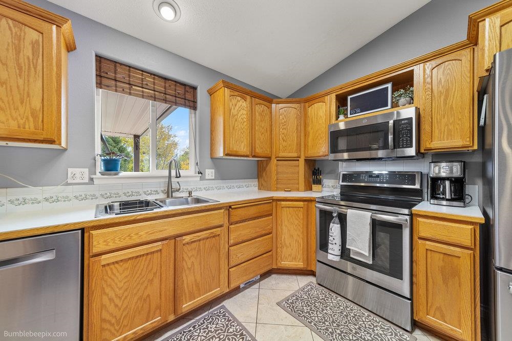 Newman Lake, Washington, 99025, United States, 4 Bedrooms Bedrooms, ,2 BathroomsBathrooms,Residential,For Sale,1987329