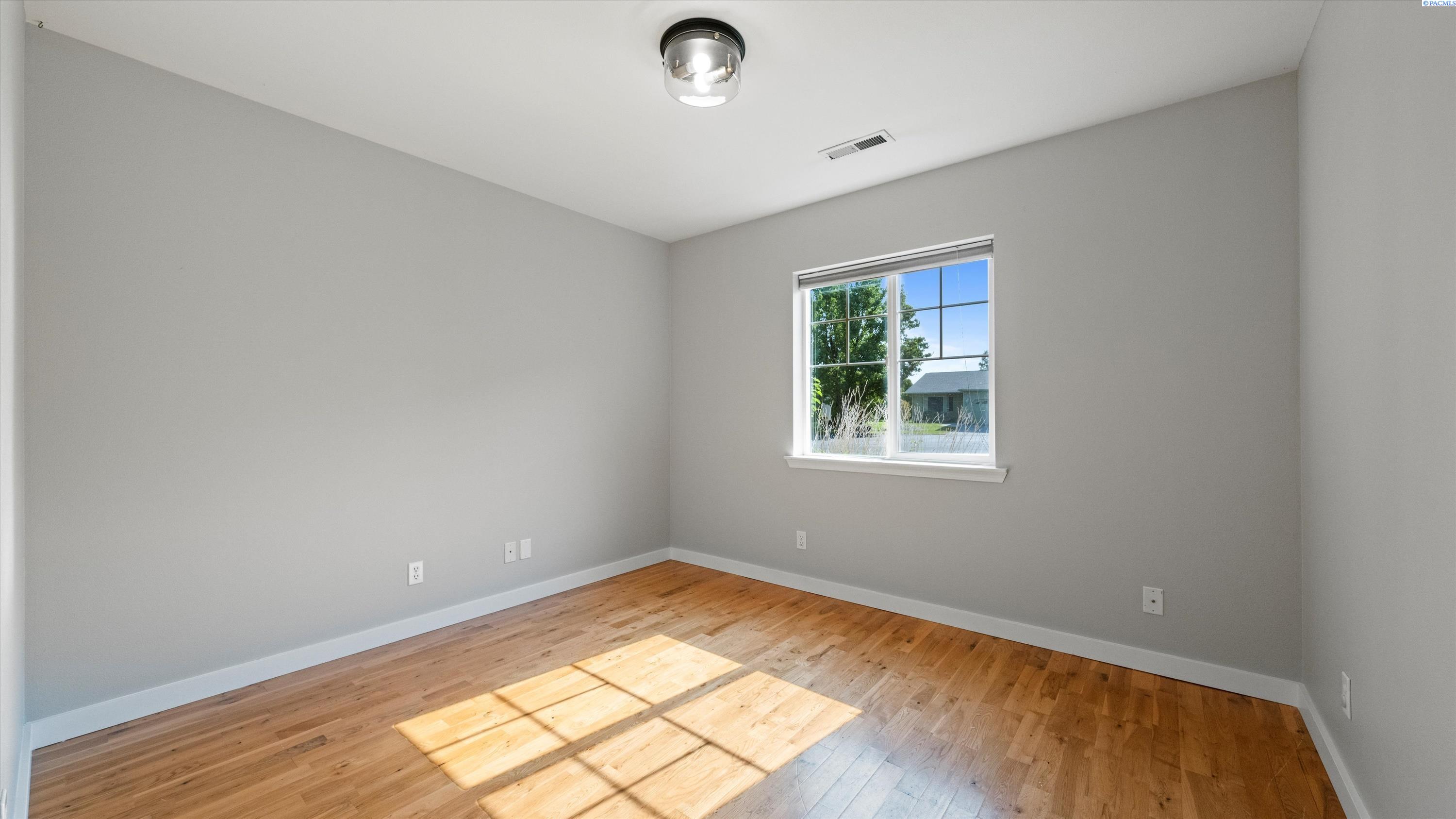 Pasco, Washington, 99301, United States, 4 Bedrooms Bedrooms, ,2 BathroomsBathrooms,Residential,For Sale,1956772