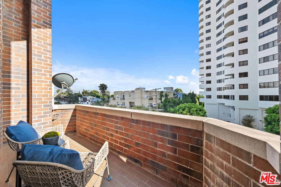 Los Angeles, California, 90024, United States, 2 Bedrooms Bedrooms, ,2 BathroomsBathrooms,Residential,For Sale,1917928