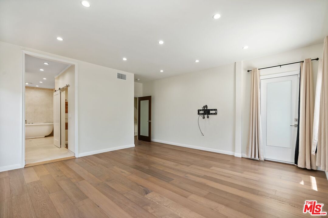 Los Angeles, California, 90006, United States, 7 Bedrooms Bedrooms, ,6 BathroomsBathrooms,Residential,For Sale,1848318