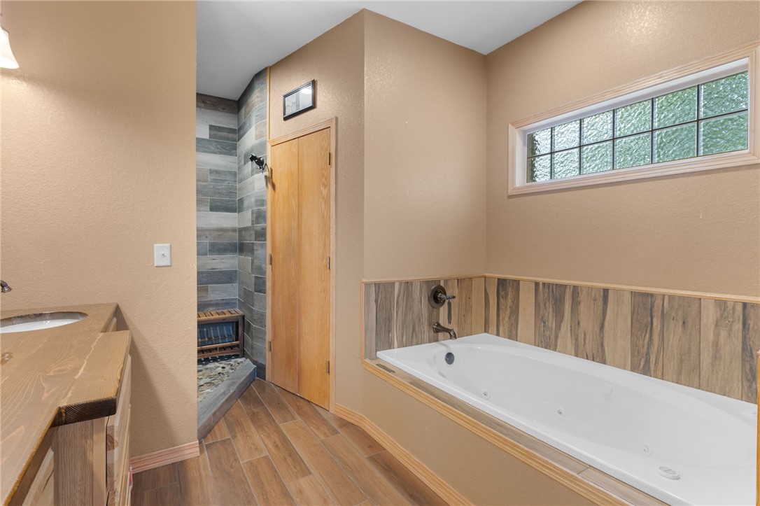 Bella Vista, Arkansas, 72715, United States, 3 Bedrooms Bedrooms, ,4 BathroomsBathrooms,Residential,For Sale,1942252