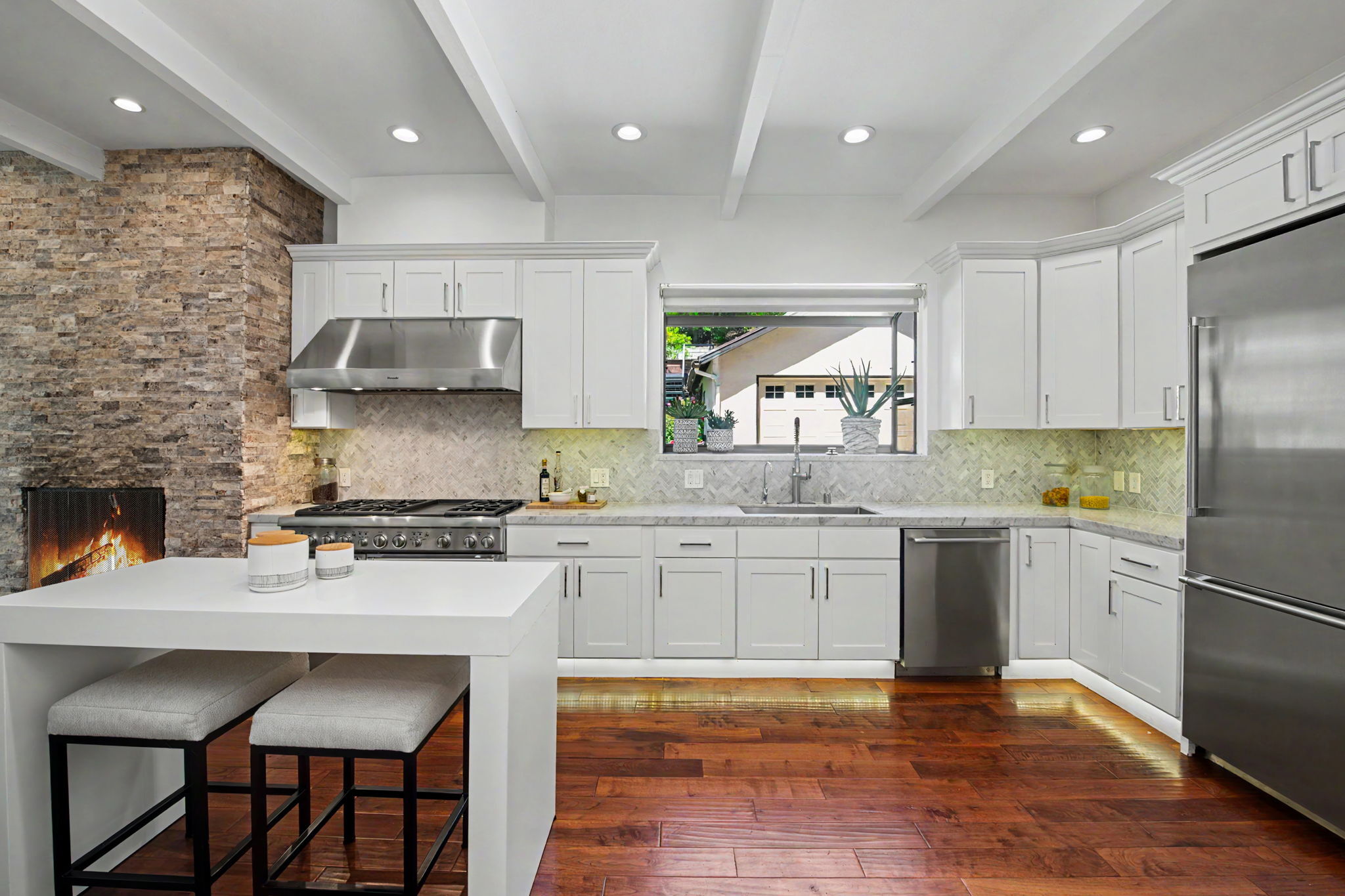  2411 Benedict Canyon Dr - 物件實景