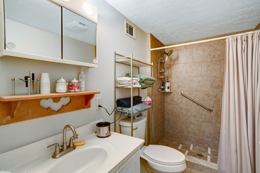 Hiawassee, Georgia, 30546, United States, 2 Bedrooms Bedrooms, ,3 BathroomsBathrooms,Residential,For Sale,1979579