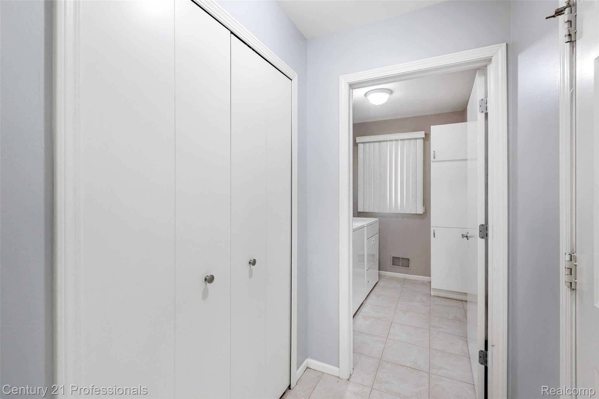 LakeOrion, Michigan, 48359, United States, 4 Bedrooms Bedrooms, ,3 BathroomsBathrooms,Residential,For Sale,1973715